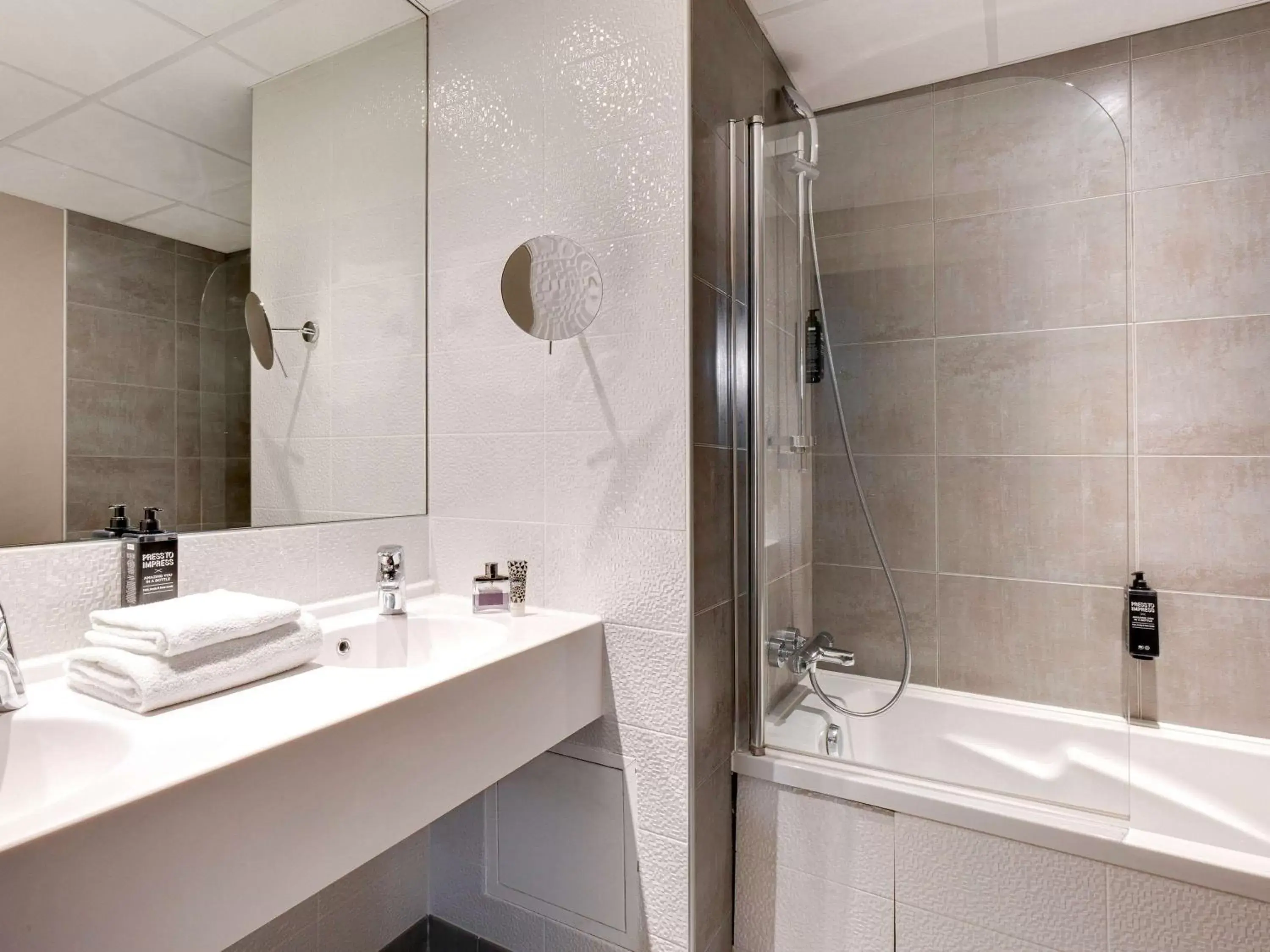 Photo of the whole room, Bathroom in Hôtel ibis Styles Montargis Arboria