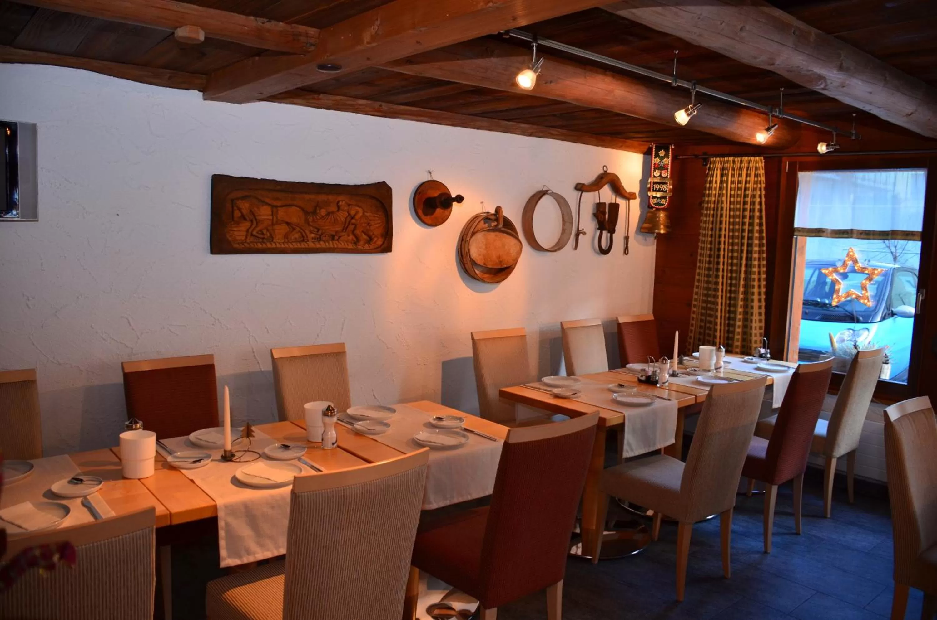 Restaurant/places to eat in Hotel Belmont