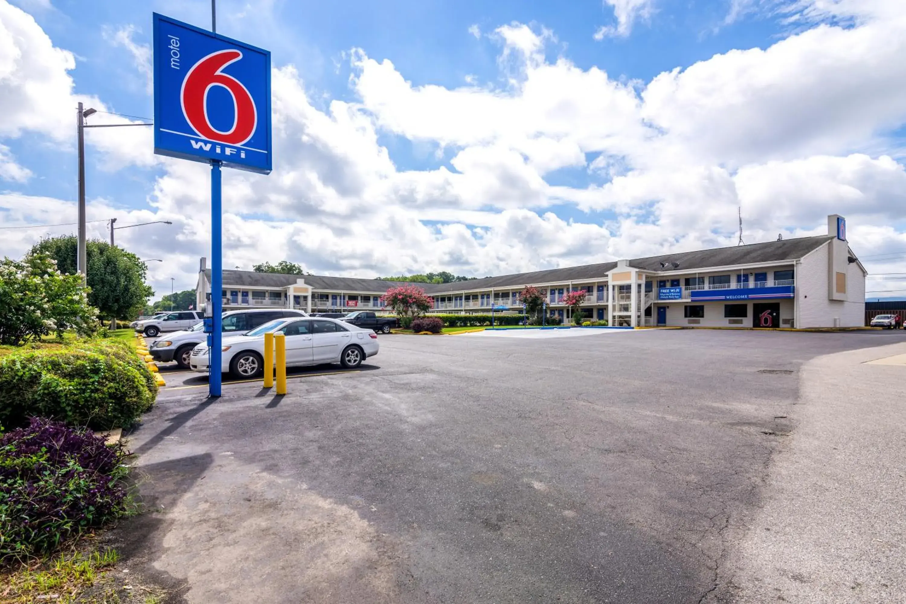 Facade/entrance, Property Building in Motel 6-Anniston, AL