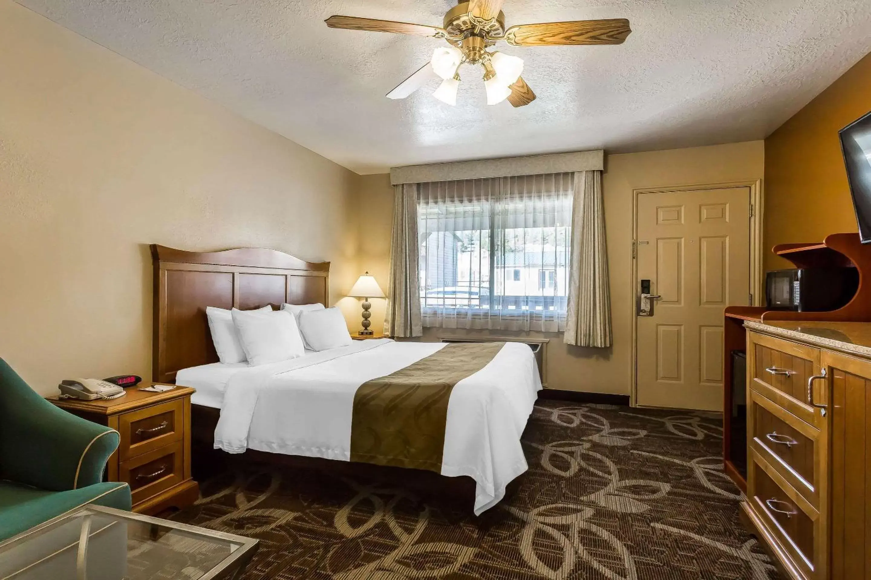 Photo of the whole room, Bed in Quality Inn Bryce Canyon