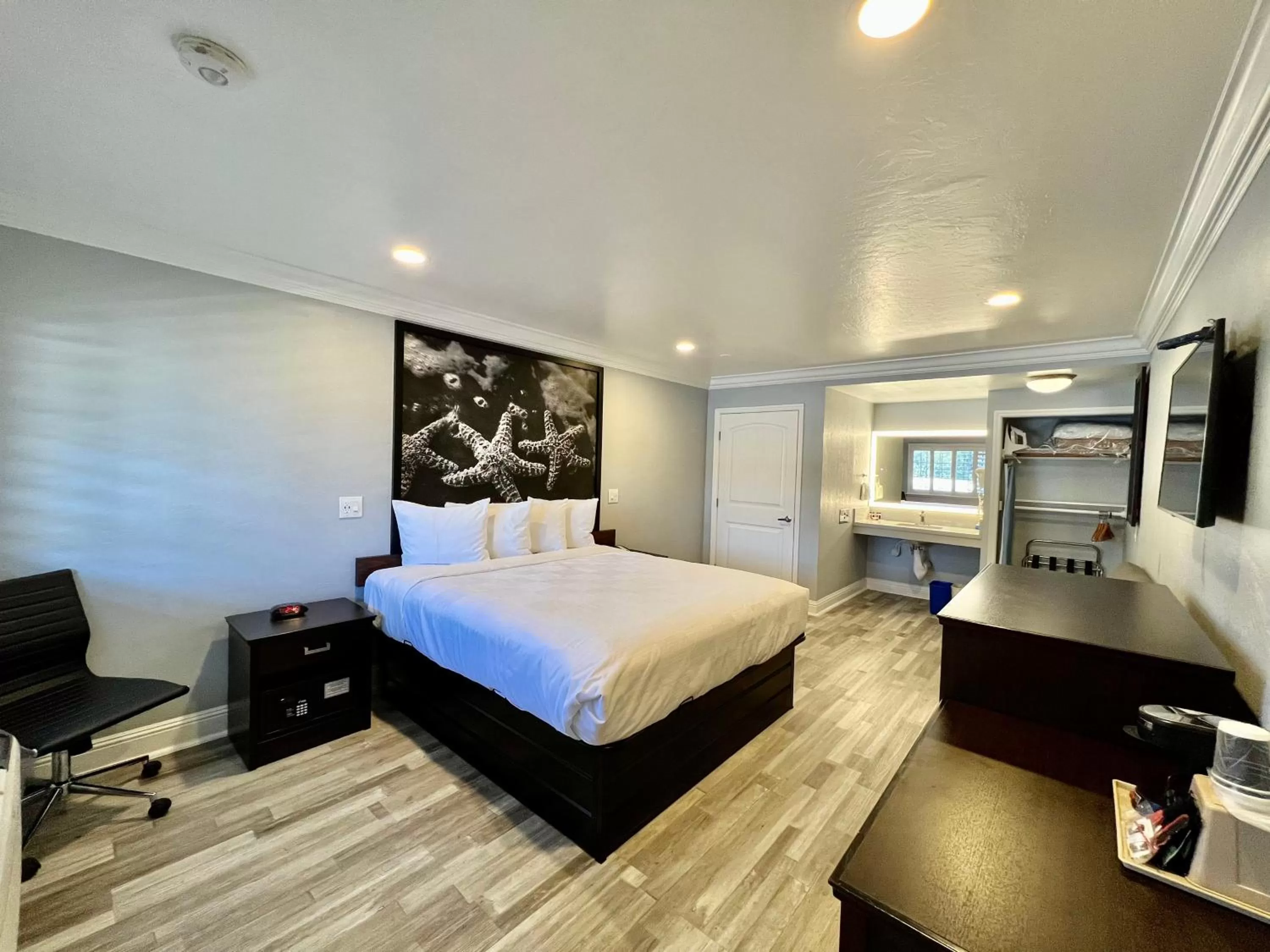 Bed in Aura Inn Monterey