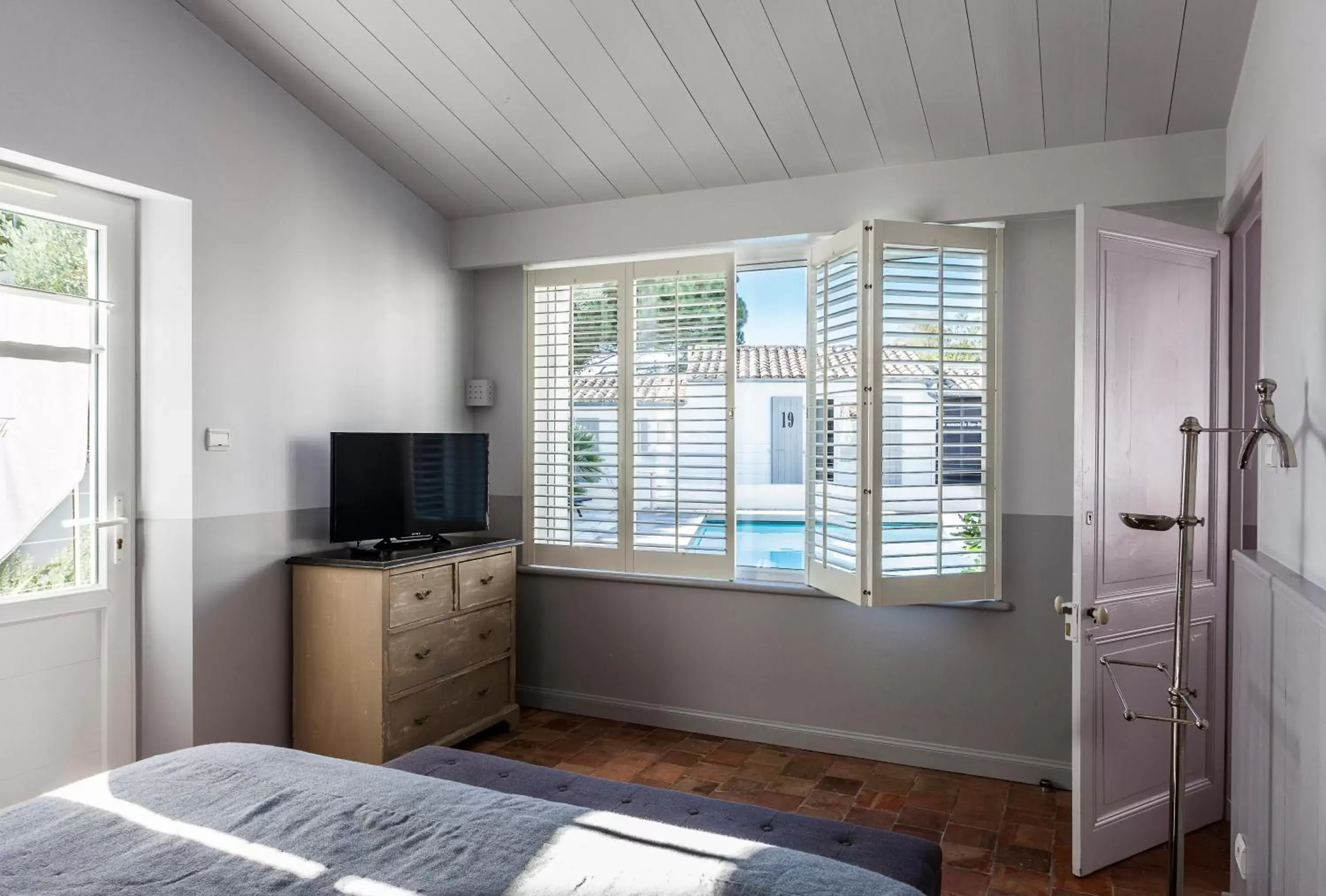 Bedroom, TV/Entertainment Center in Hotel Les Bois Flottais