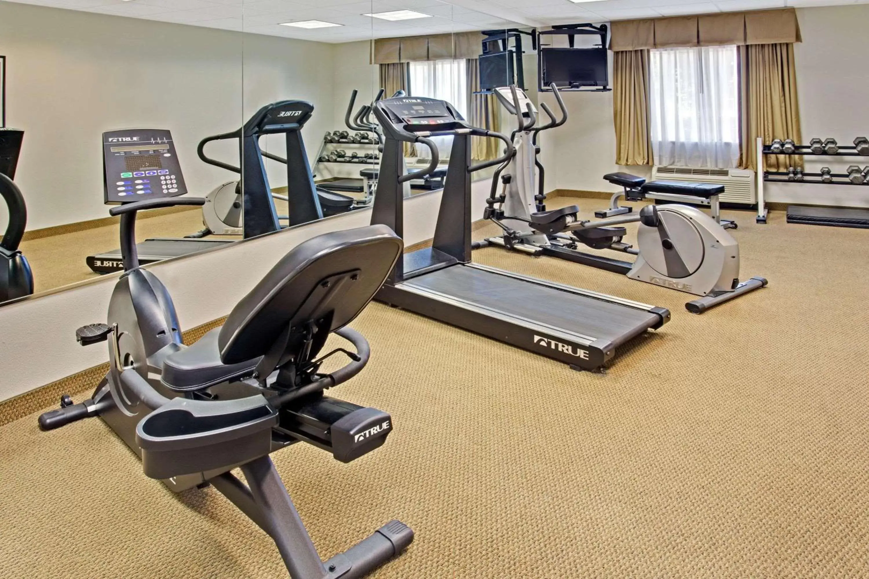 Fitness centre/facilities, Fitness Center/Facilities in Days Inn & Suites by Wyndham Laurel Near Fort Meade