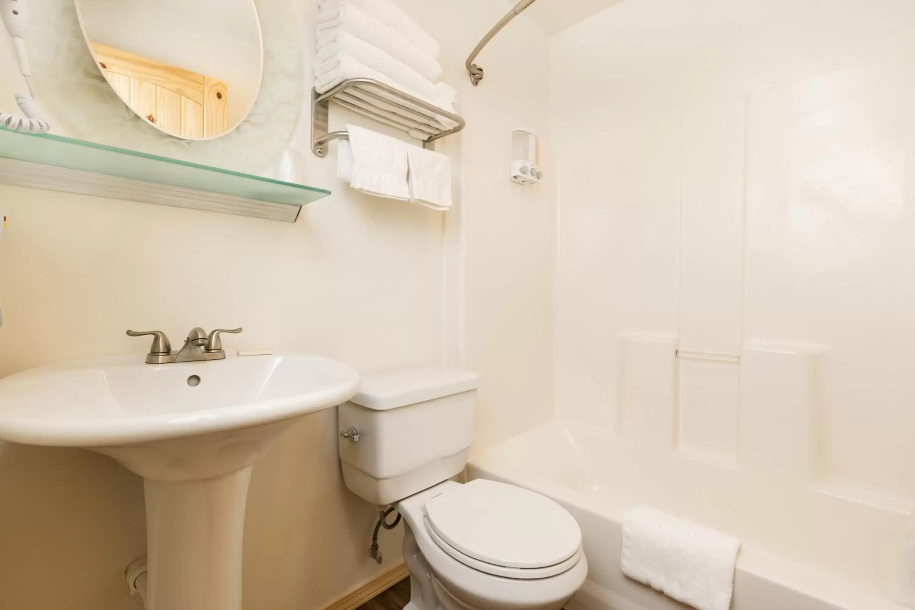 Bathroom in Beargrass Lodging & RV Resort