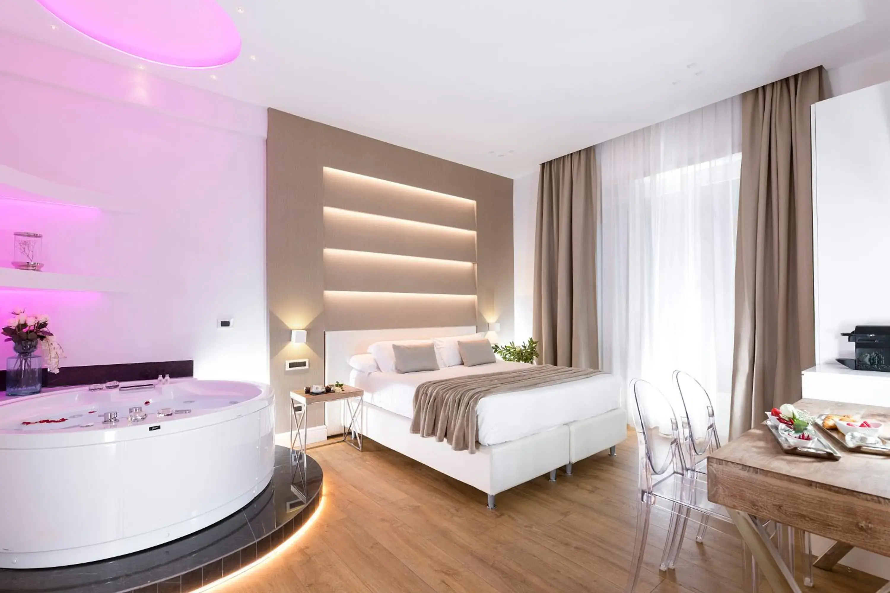 Hot Tub, Bed in Vatican Style Hot Tub, Bed in Vatican Style