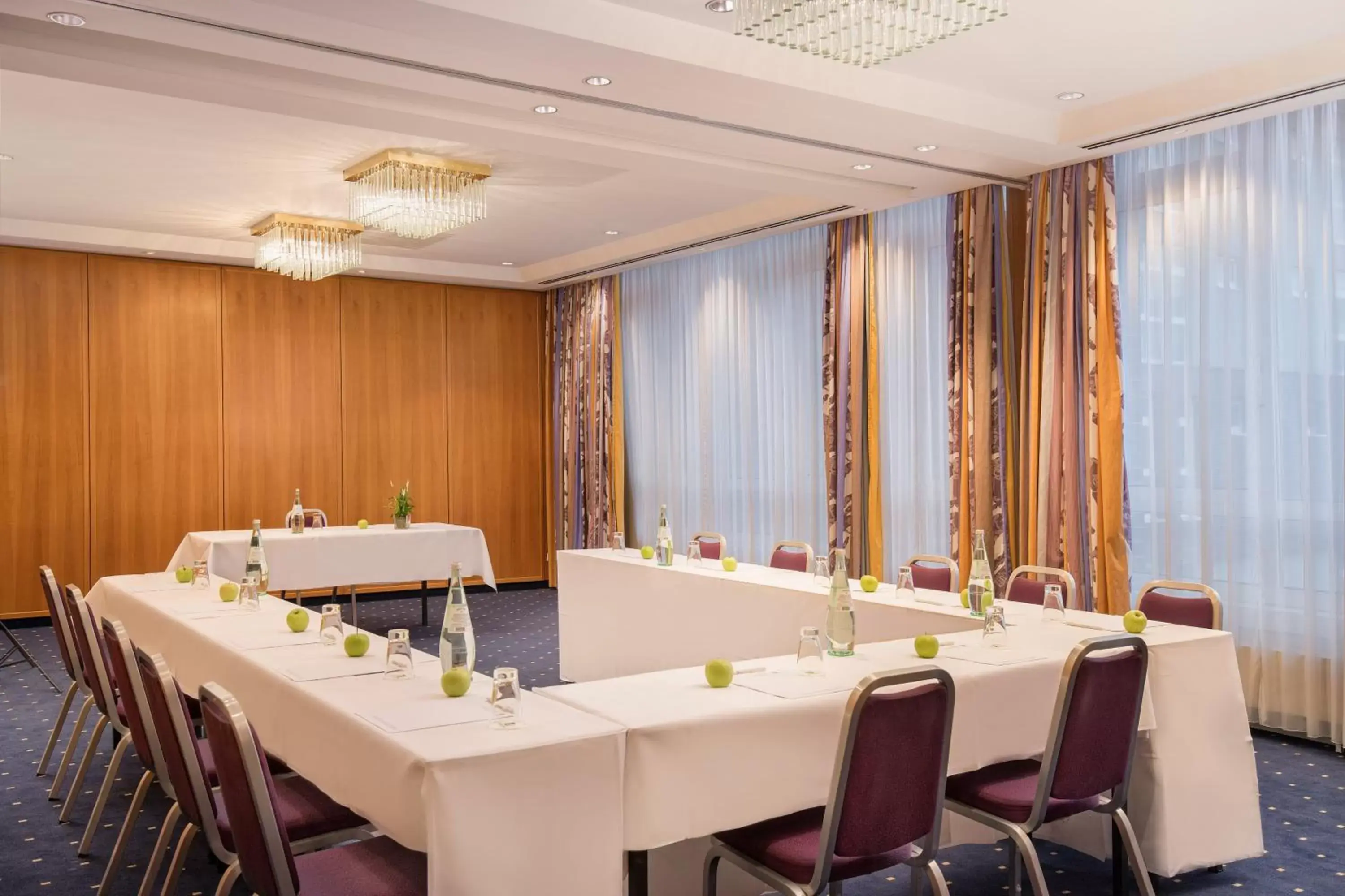 Meeting/conference room in Holiday Inn Hamburg, an IHG Hotel