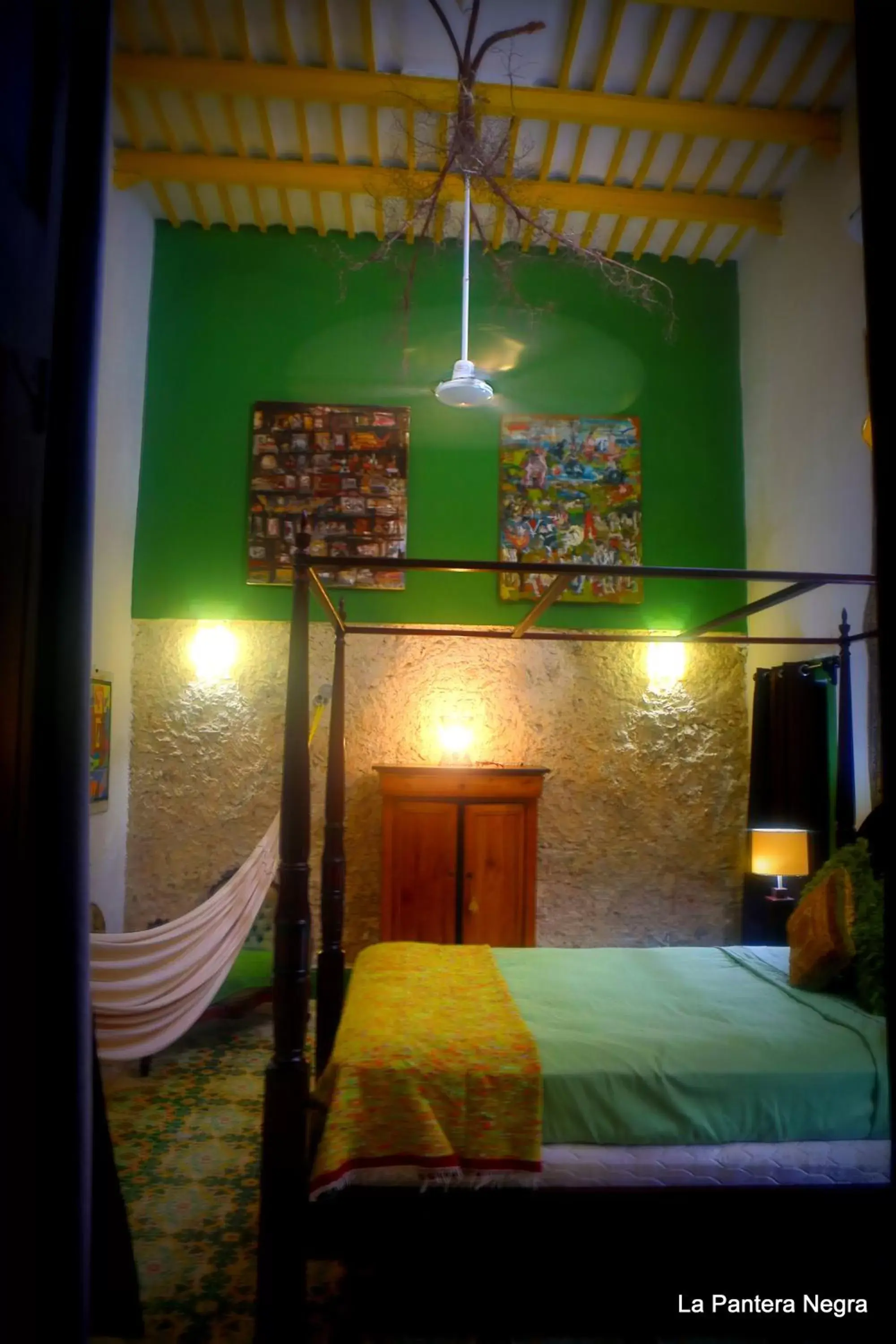 Property building, Bed in La Pantera Negra