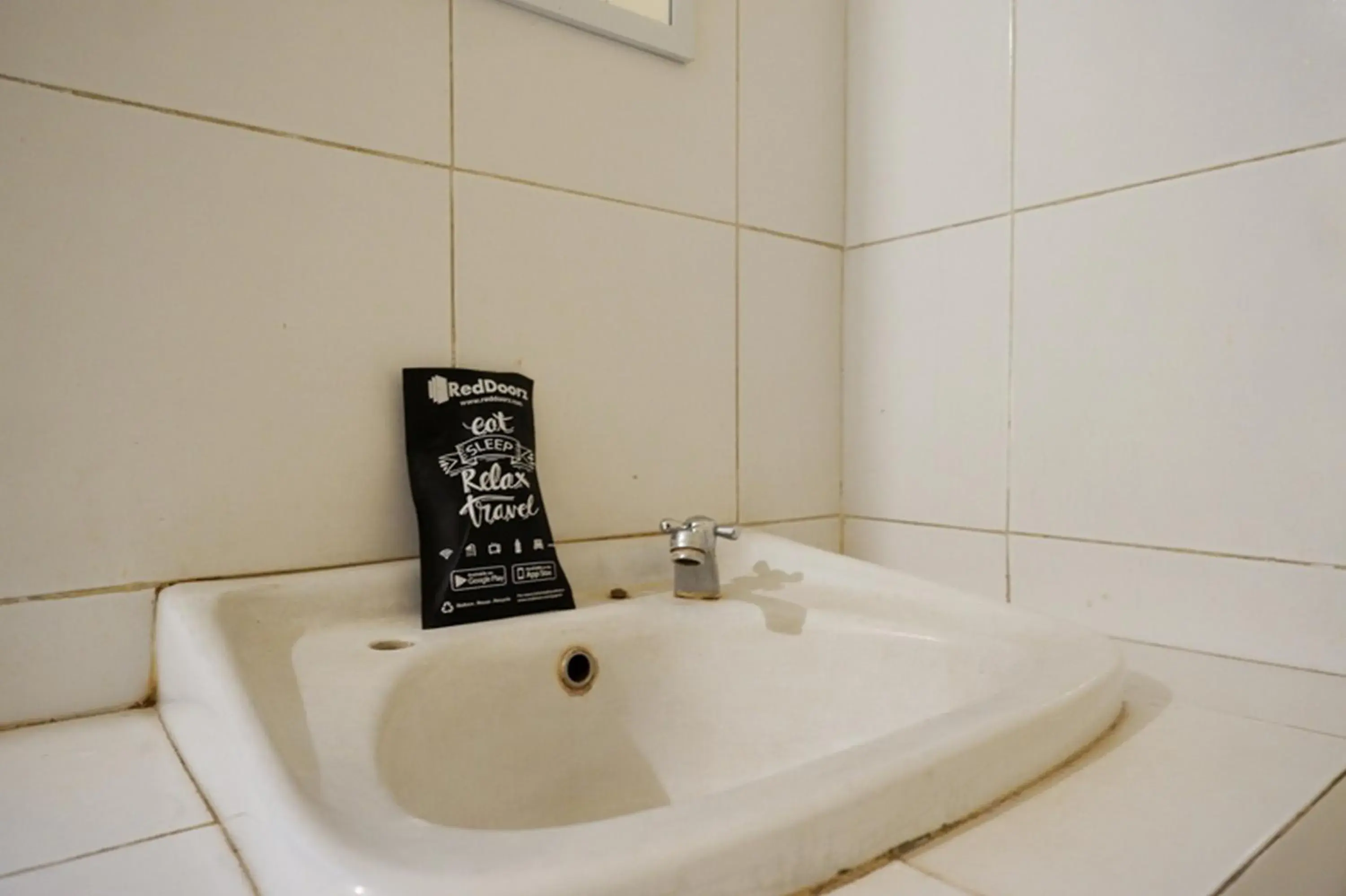 Bathroom in RedDoorz @ Hotel Citra Indah