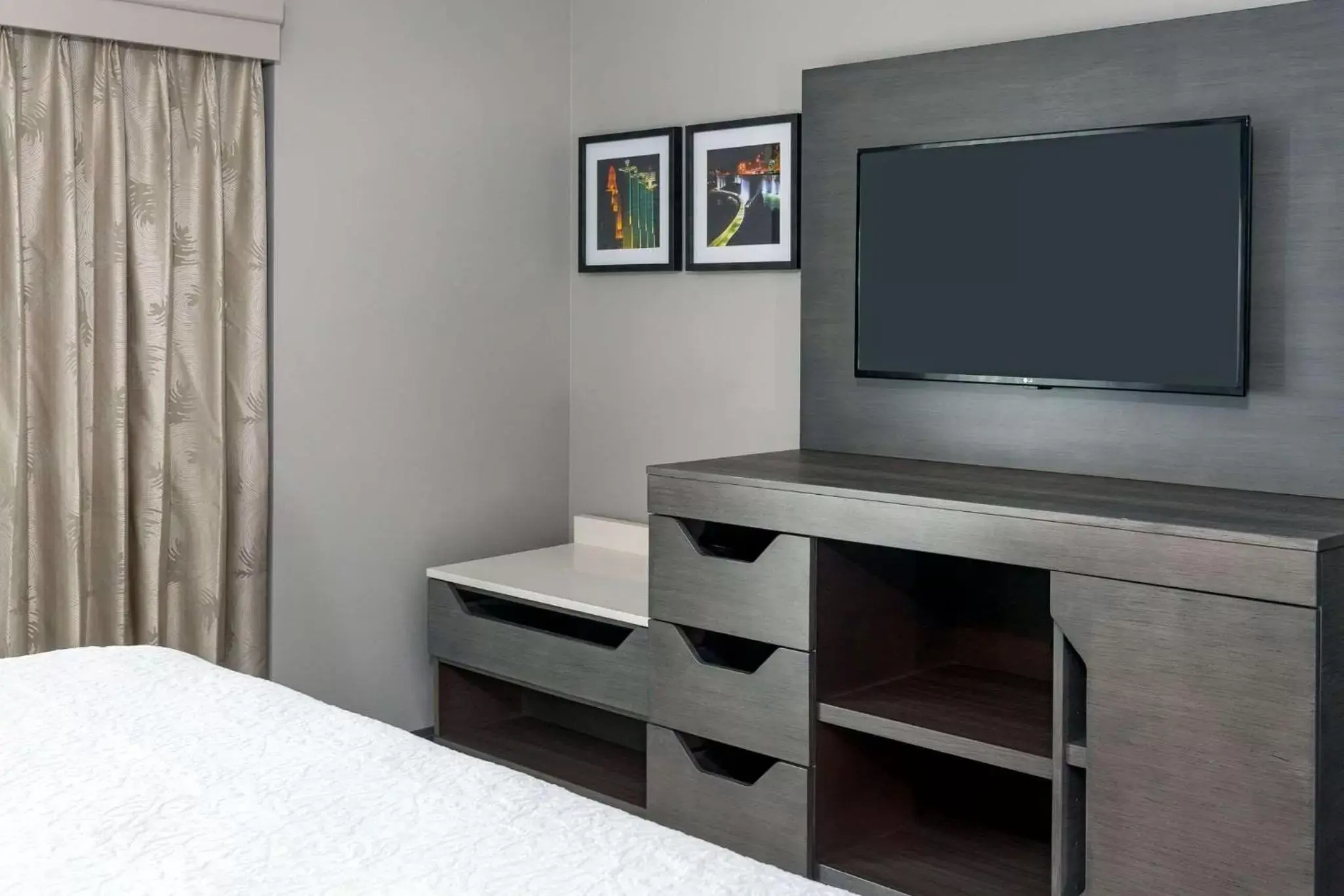 Bedroom, TV/Entertainment Center in Hampton Inn & Suites Country Club Plaza