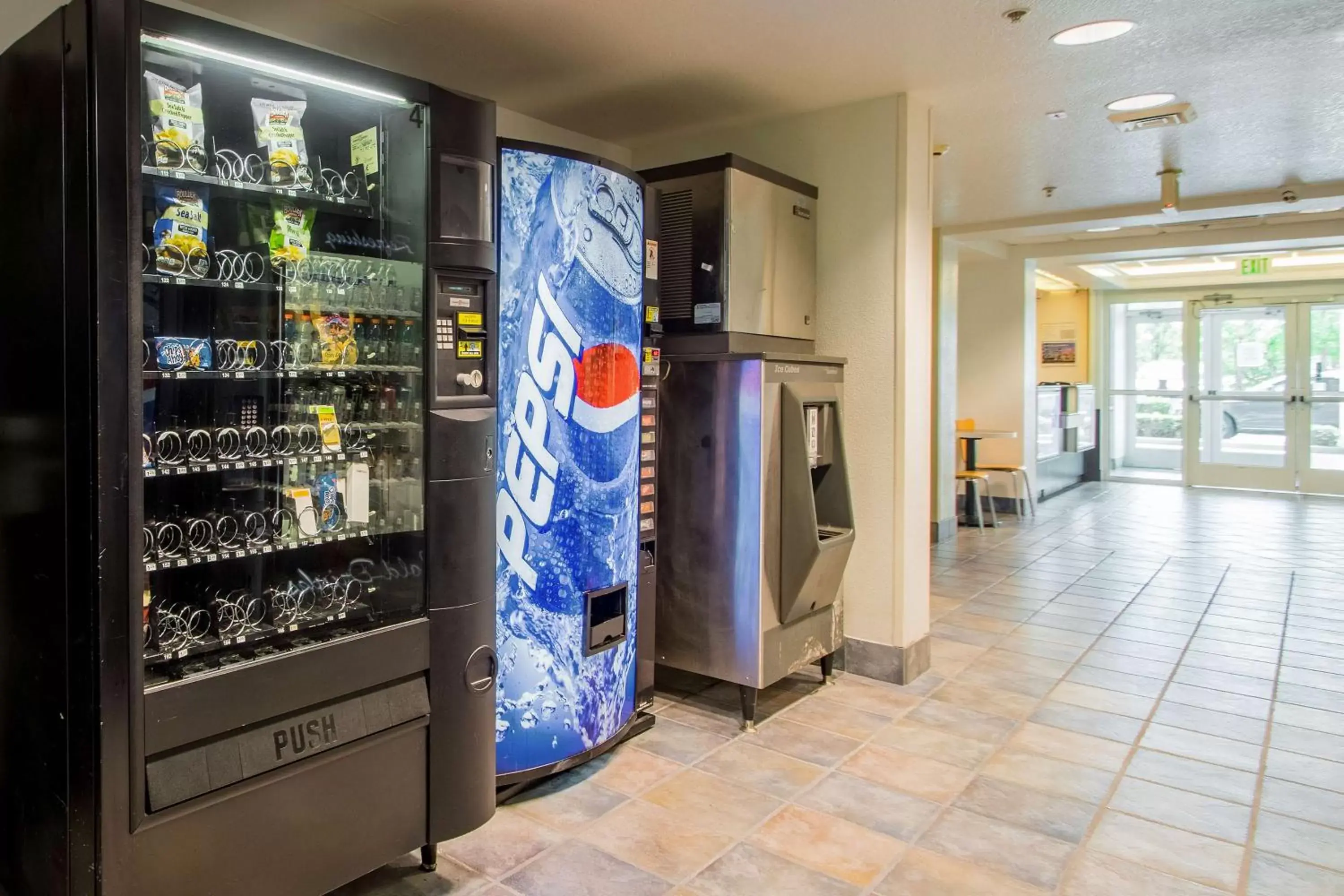 vending machine, Supermarket/Shops in Motel 6-Portland, OR - North