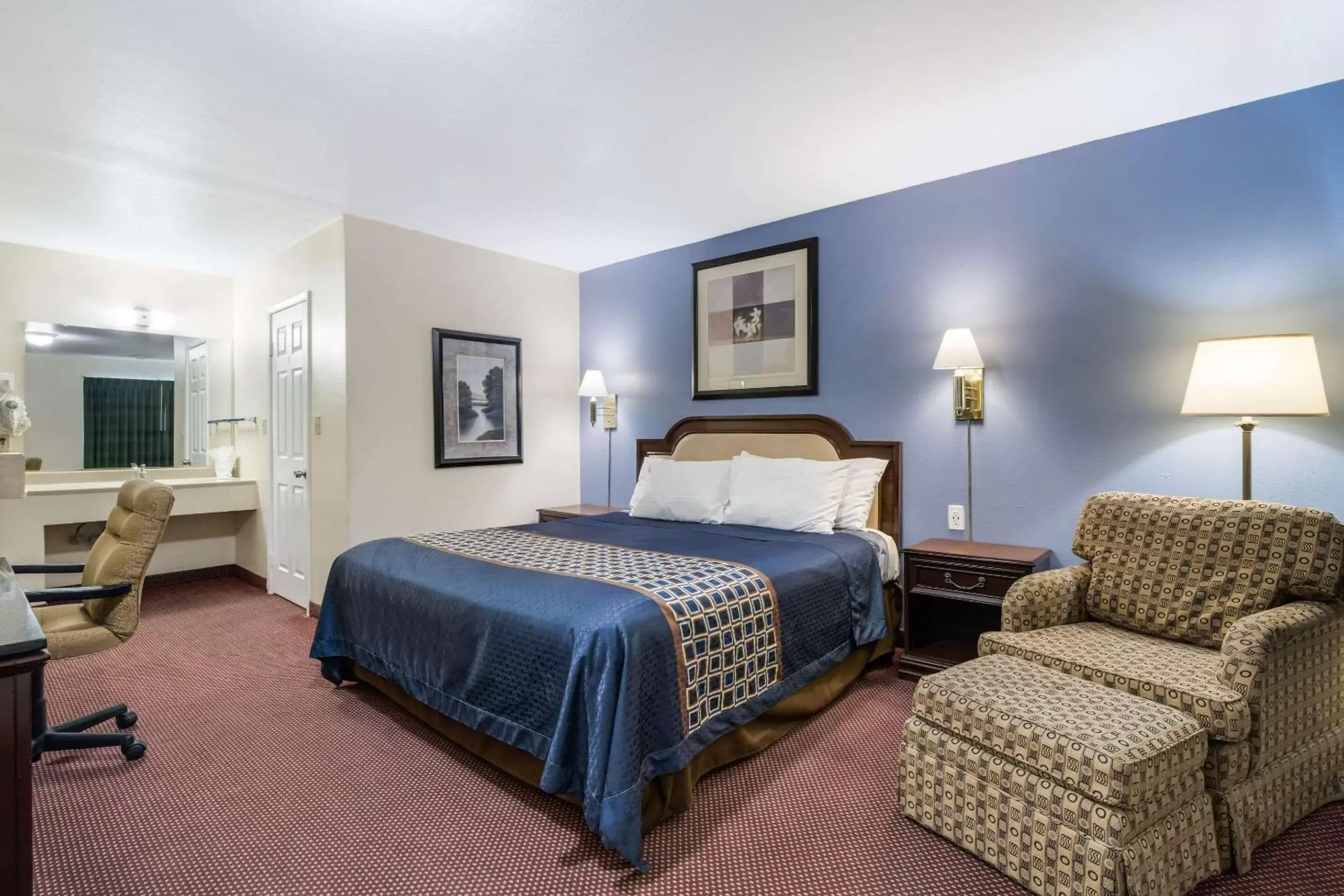 Photo of the whole room, Bed in Rodeway Inn & Suites