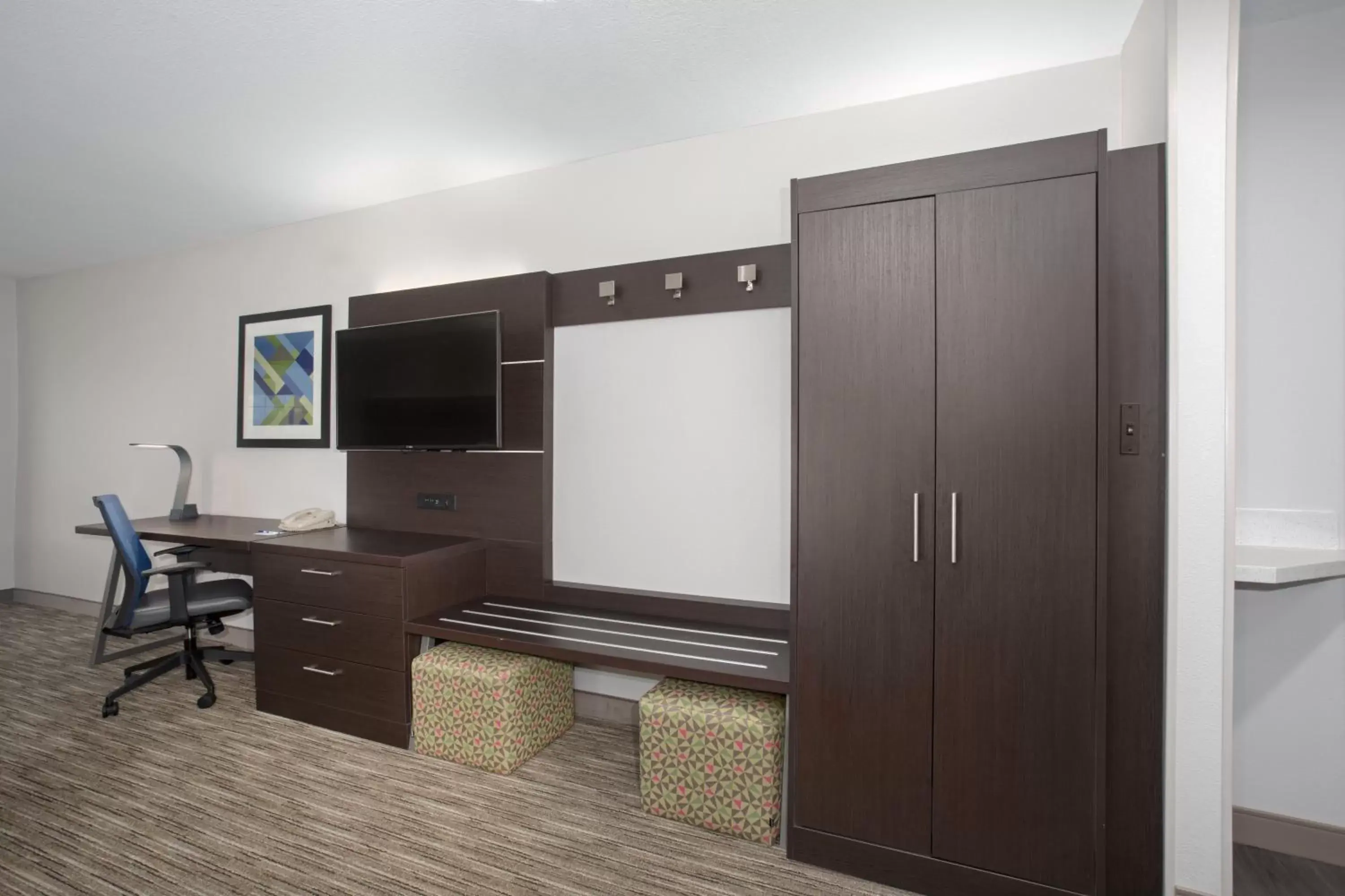 Bedroom, TV/Entertainment Center in Holiday Inn Express Hotel & Suites Longmont, an IHG Hotel