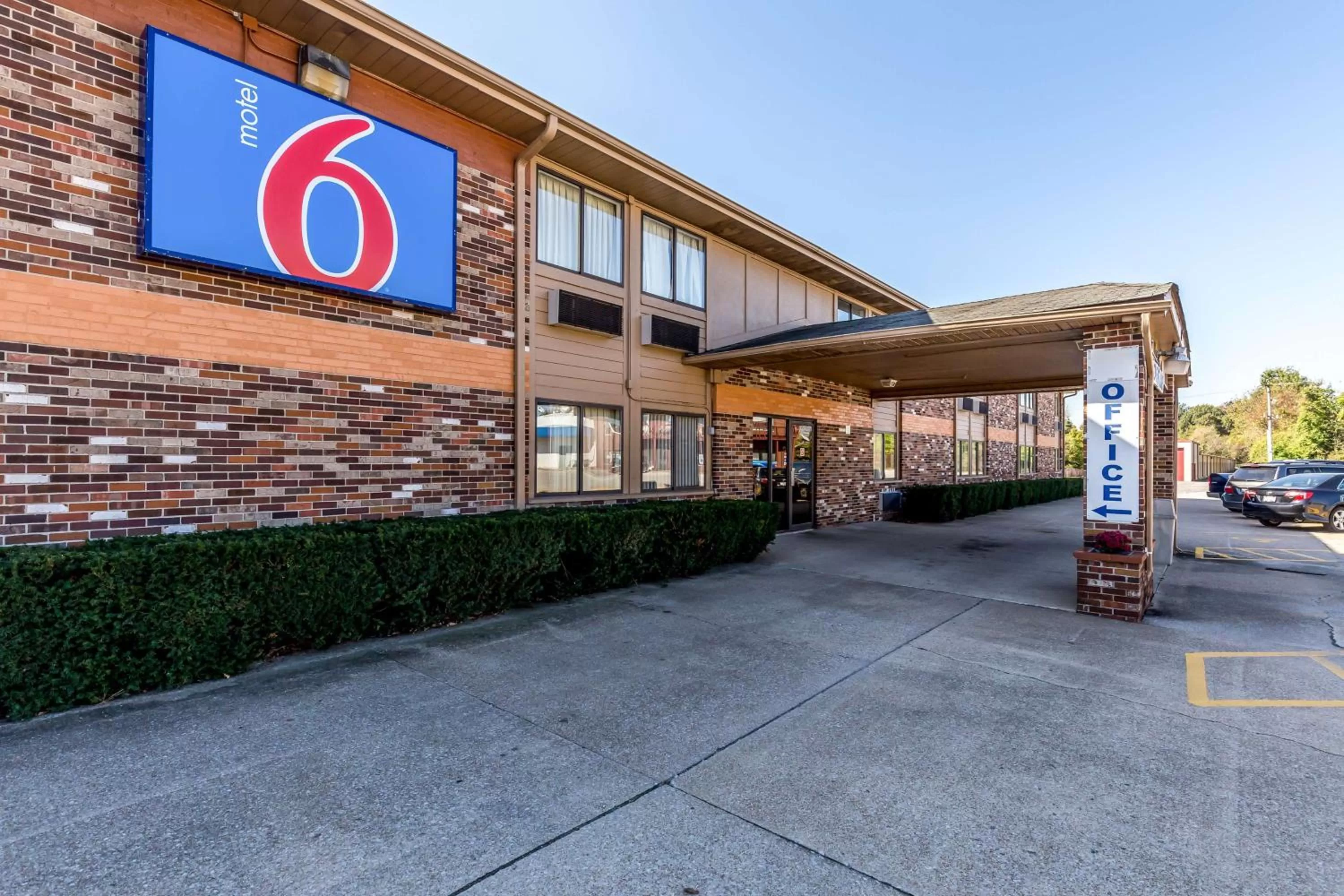 Property building in Motel 6-Troy, IL