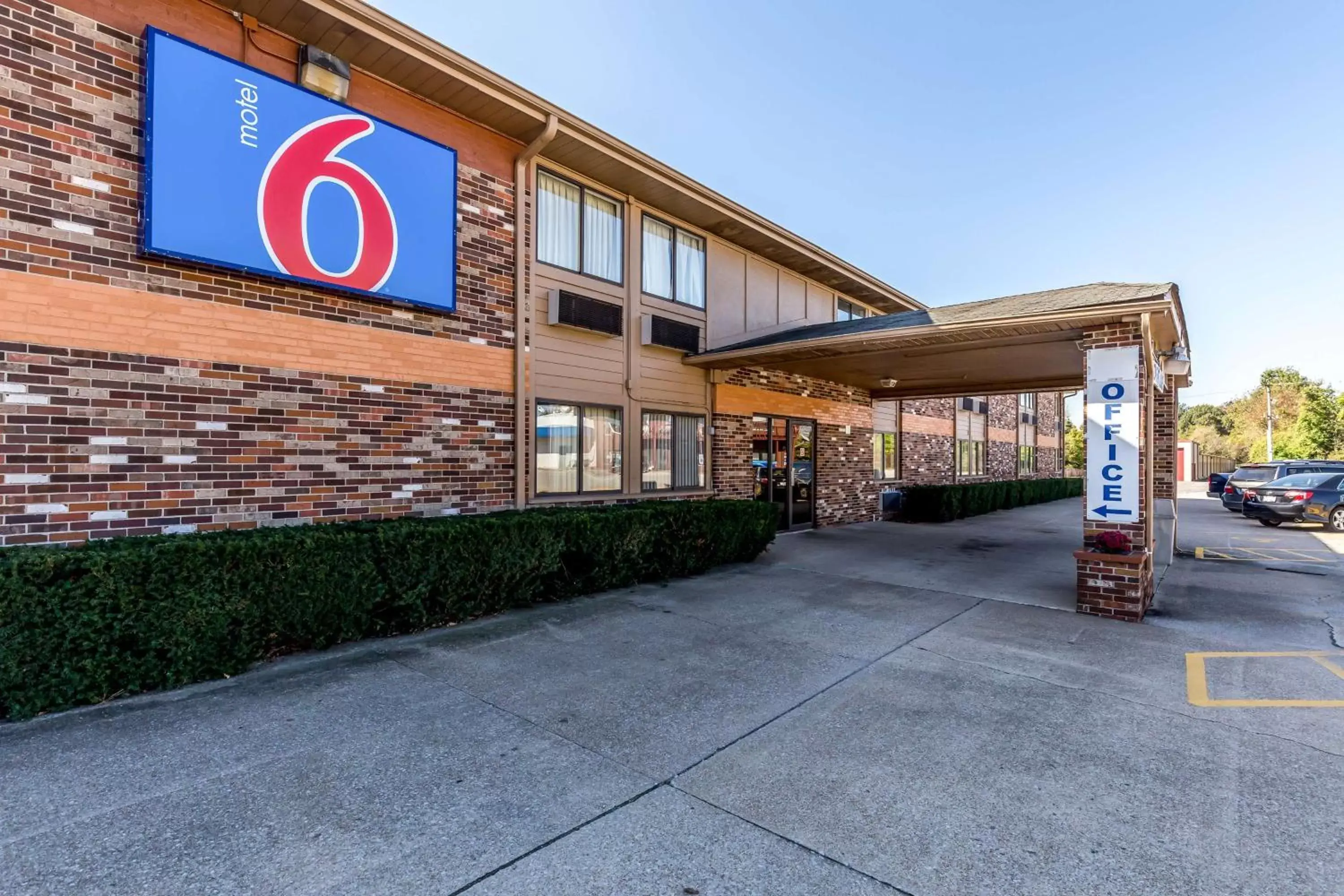 Property Building in Motel 6-Troy, IL