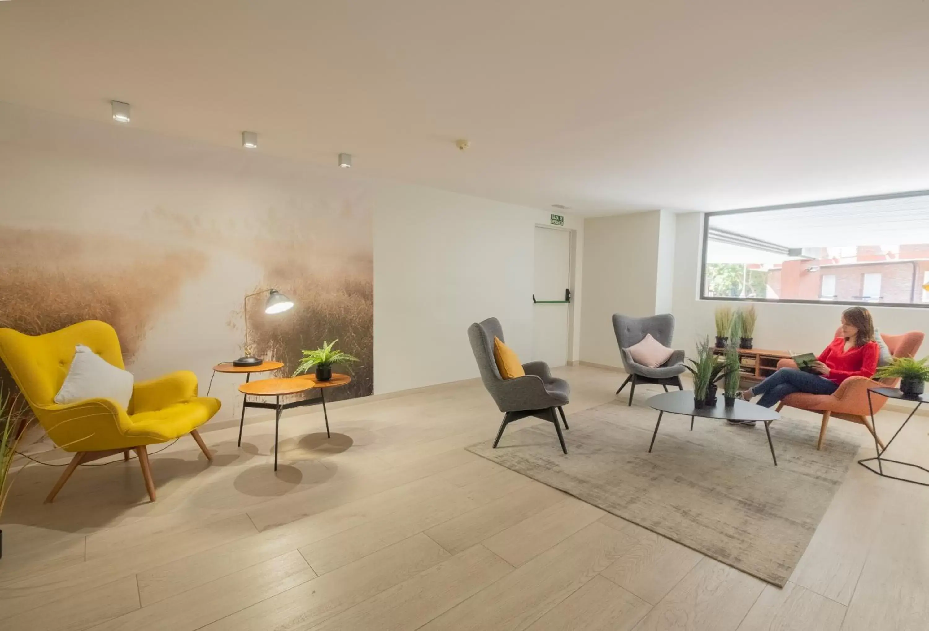 Communal lounge/ TV room in Aparthotel Bcn Montjuic