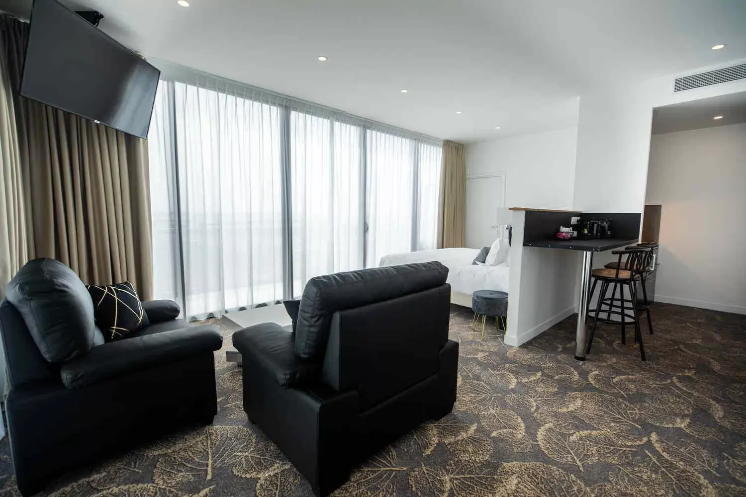 Bedroom, Seating Area in Le Barracuda & Spa, Centre Port, pieds dans l'eau, vue mer