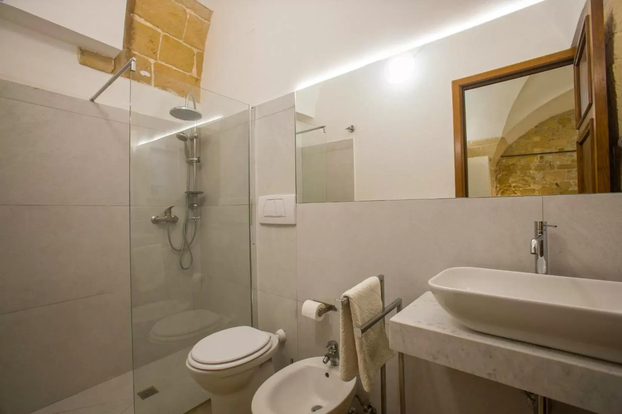 Bathroom in Chiesa Greca - SIT Rooms & Apartments