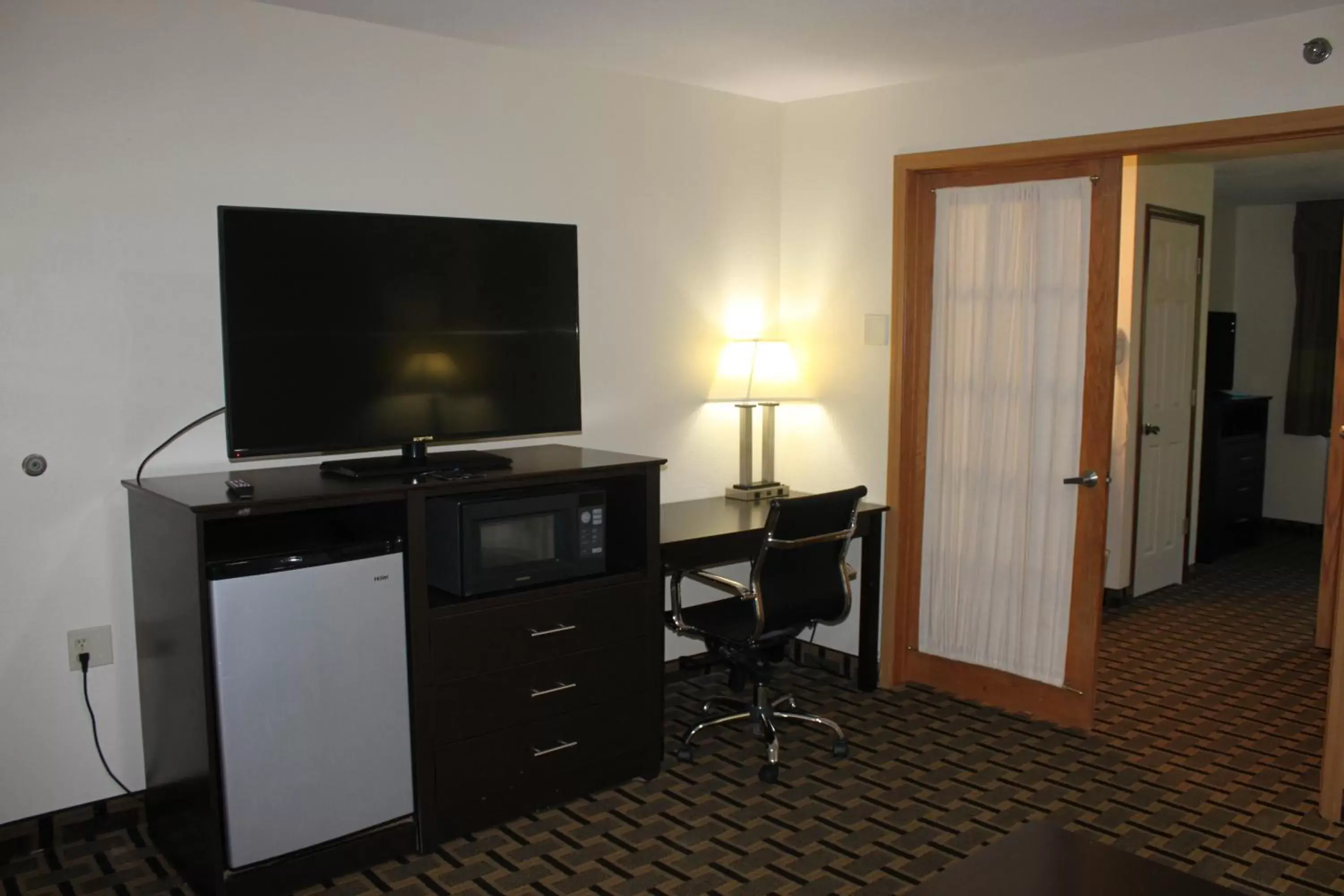 Living room, TV/Entertainment Center in AmericInn by Wyndham West Burlington