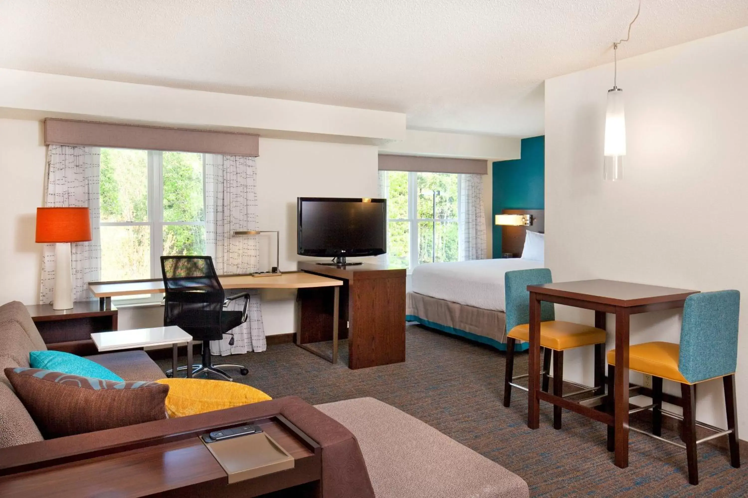 Living room, TV/Entertainment Center in Residence Inn by Marriott Hanover Lebanon