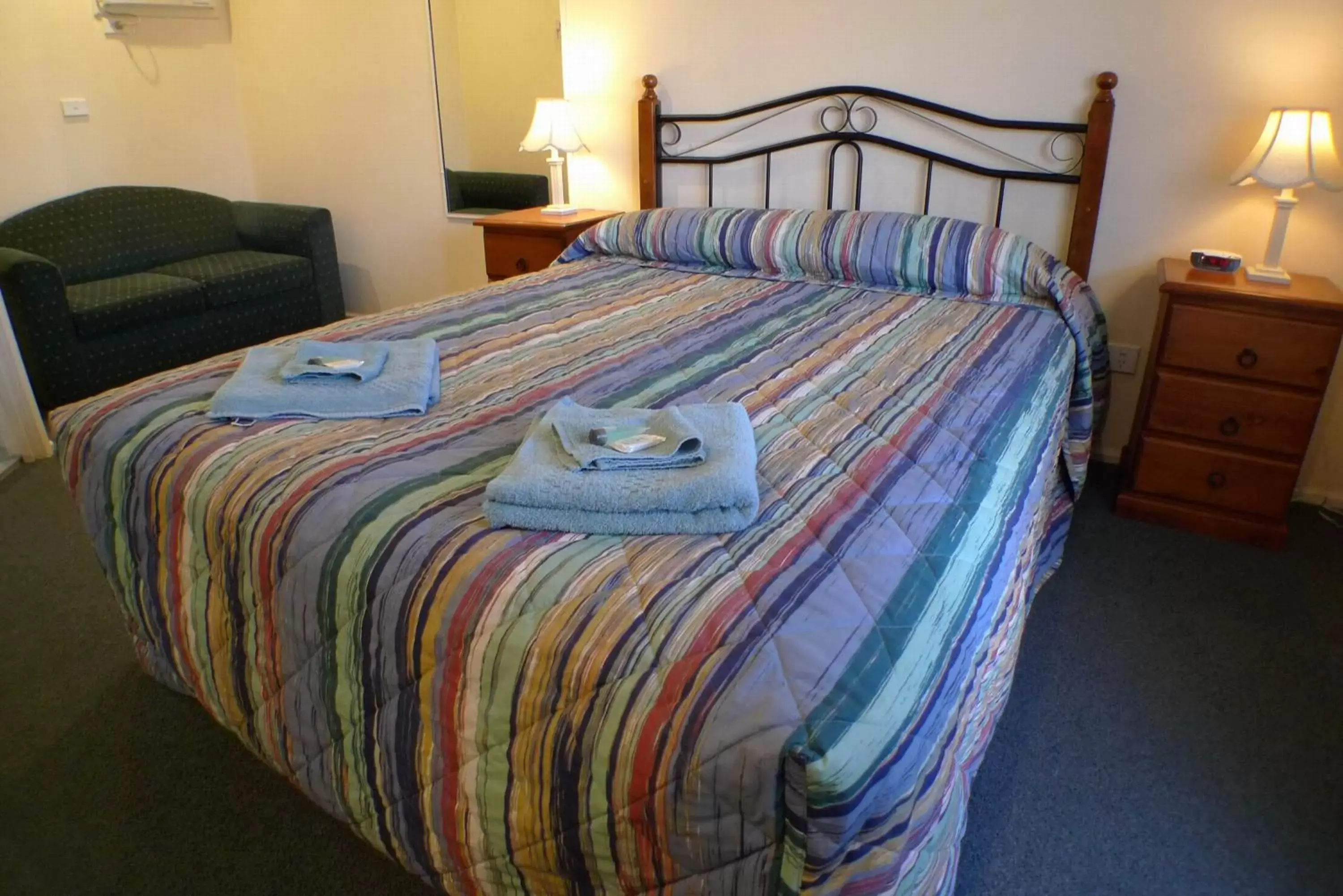 Bed in Parkhaven Motel