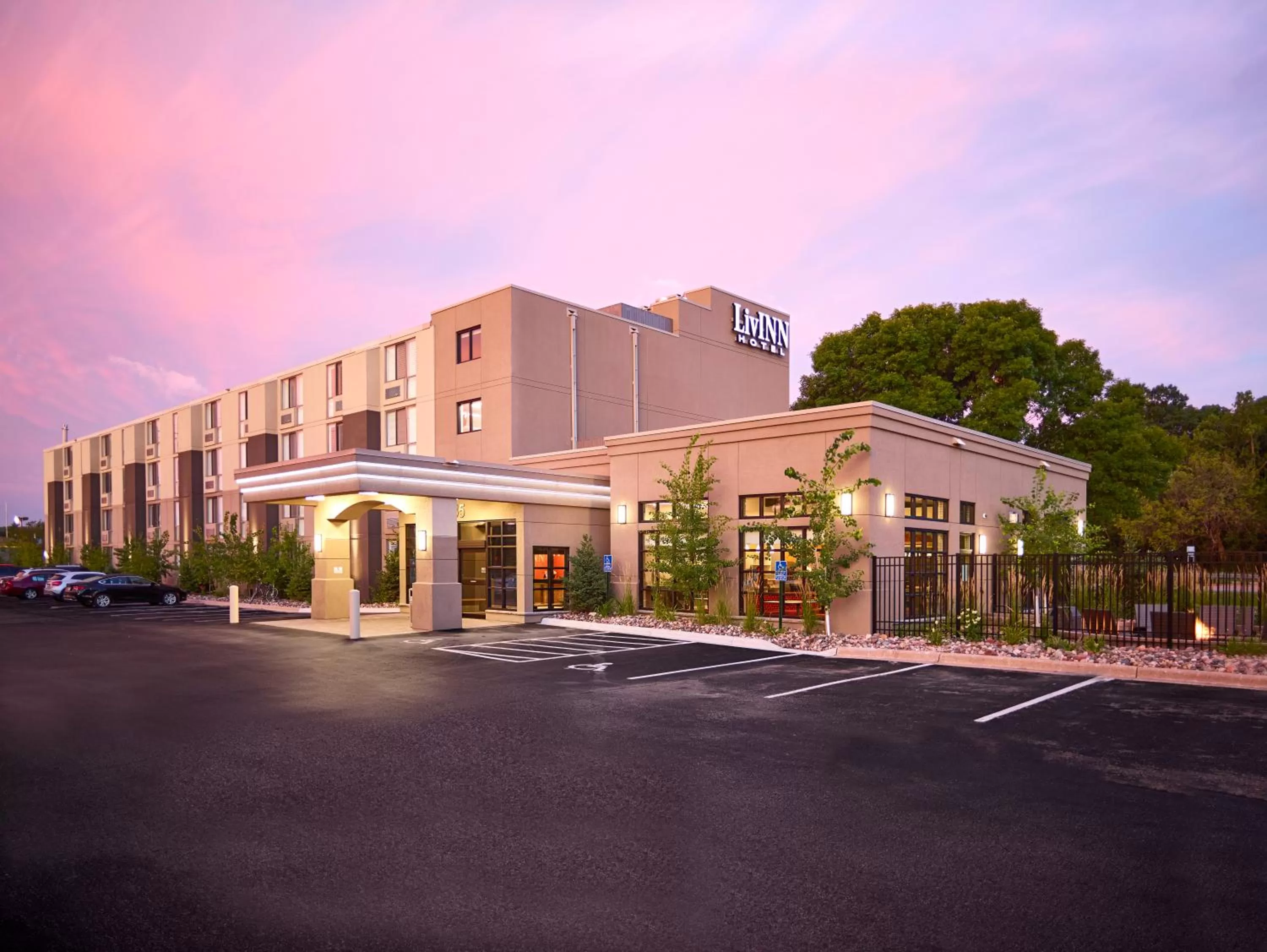 Facade/entrance in LivINN Hotel St Paul East / Maplewood