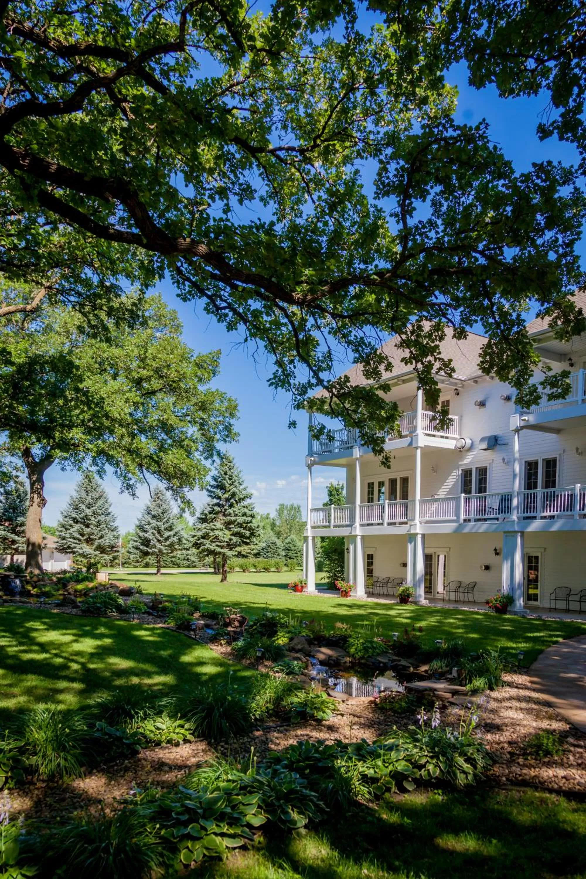 Garden, Property Building in The Oakwood Inn