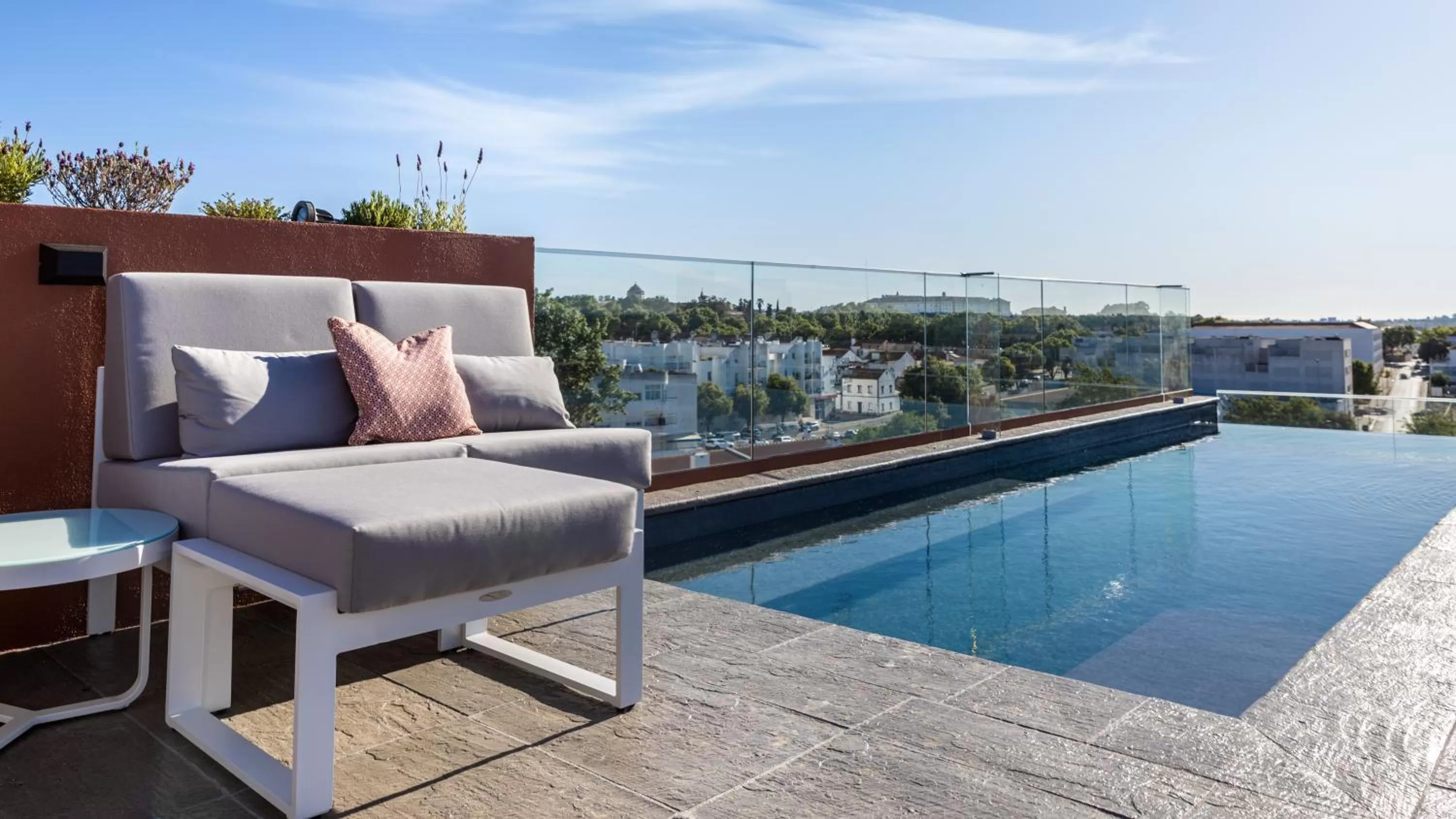 Swimming pool in Vitoria Stone Hotel