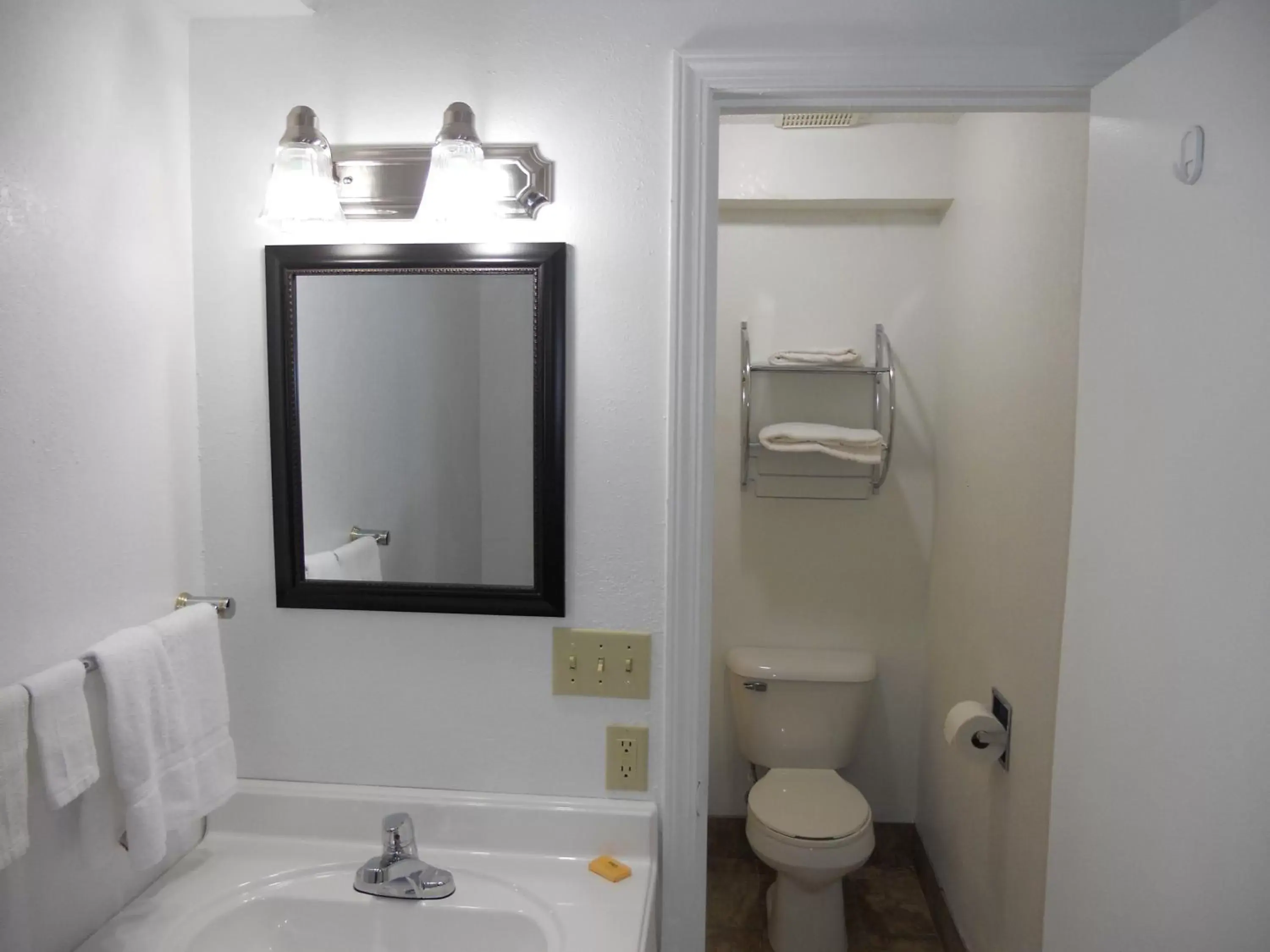 Bedroom, Bathroom in Knights Inn Harrisonville