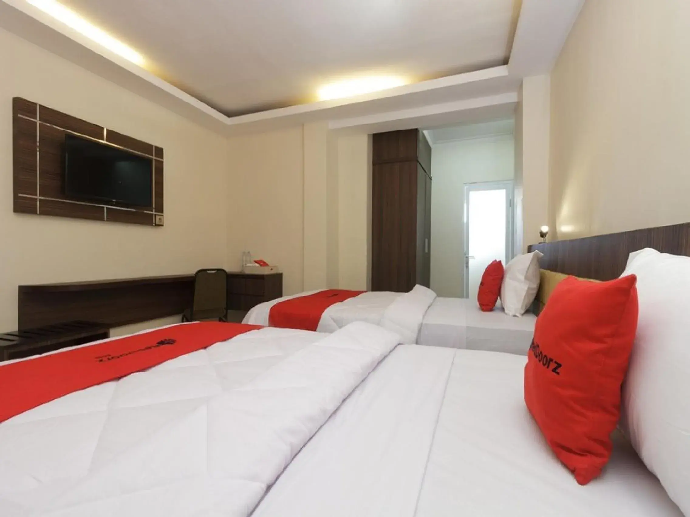 Bedroom, Bed in RedDoorz Plus at Boulevard Panakkukang Makassar Bedroom, Bed in RedDoorz Plus at Boulevard Panakkukang Makassar