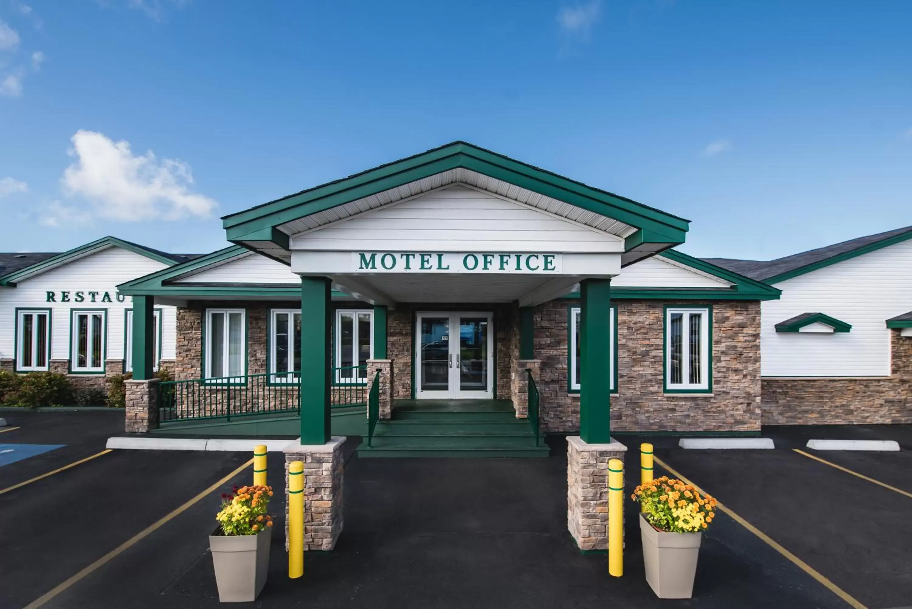 Facade/entrance in Shallow Bay Motel & Cabins Conference Centre