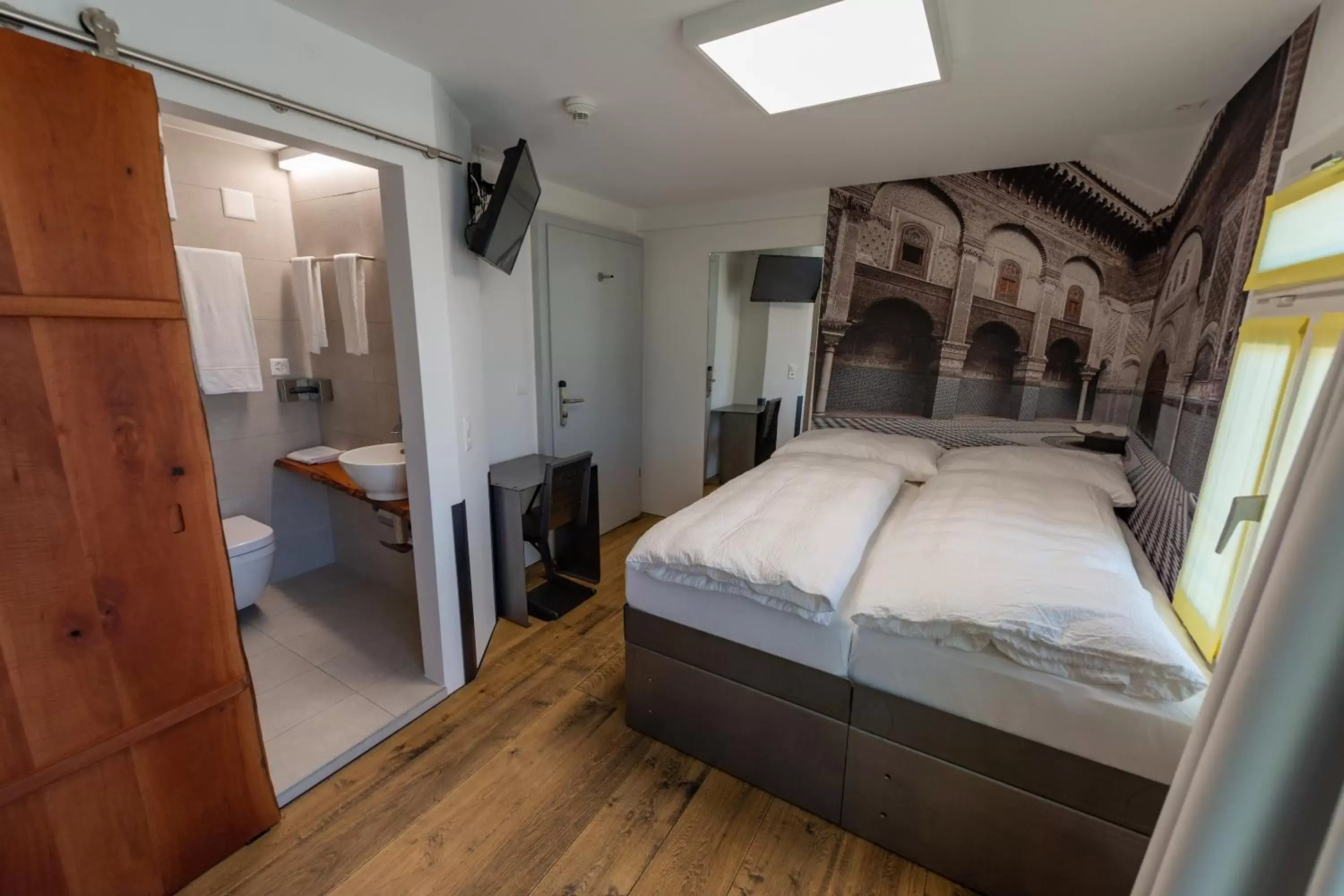 Bathroom, Bed in Boutique Hotel BS16 before Bern City Parking gratis Bathroom, Bed in Boutique Hotel BS16 before Bern City Parking gratis