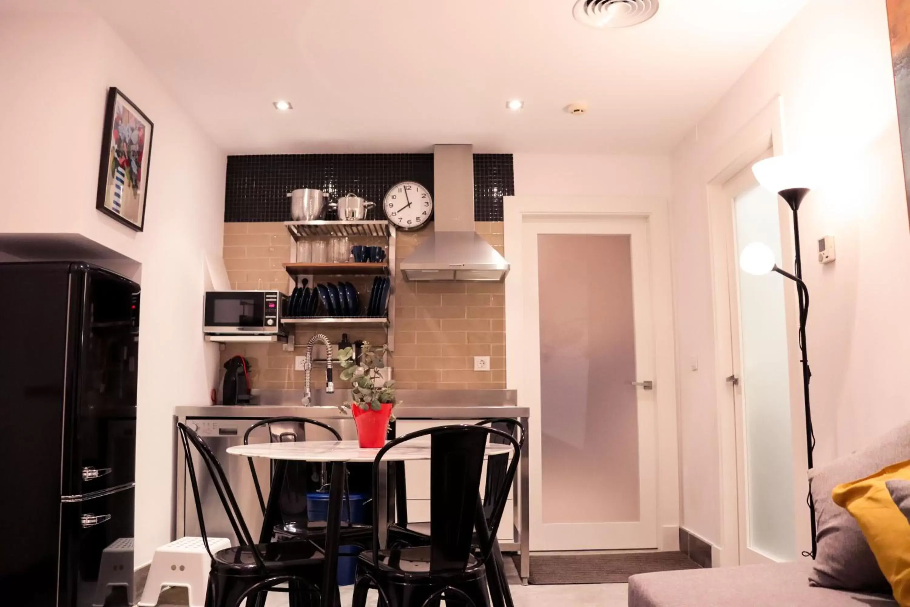 Kitchen or kitchenette, Dining Area in Urban House Siurot 33