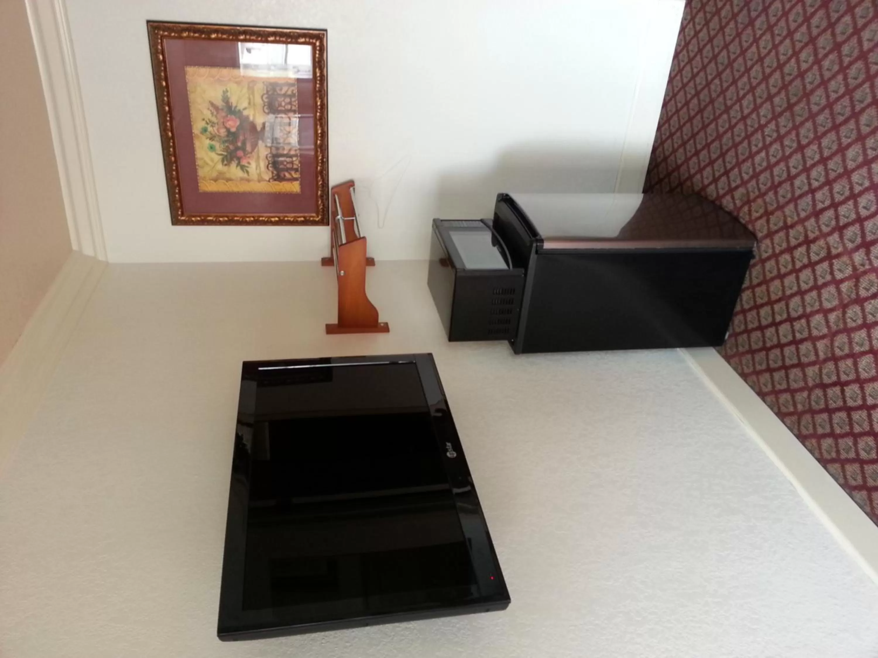 TV and multimedia in Walls Motel Long Beach