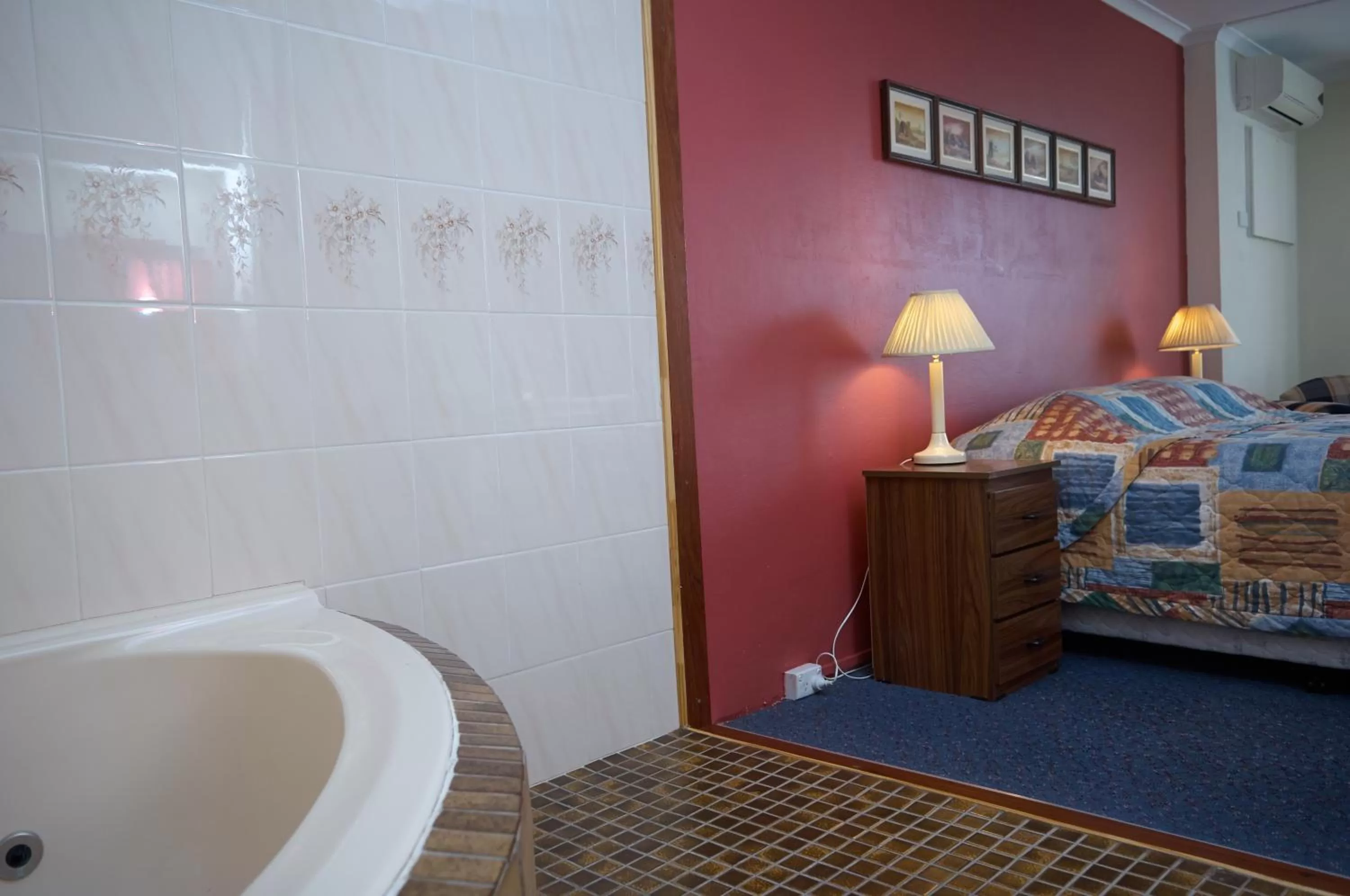 Shower, Bed in Motel Mount Gambier