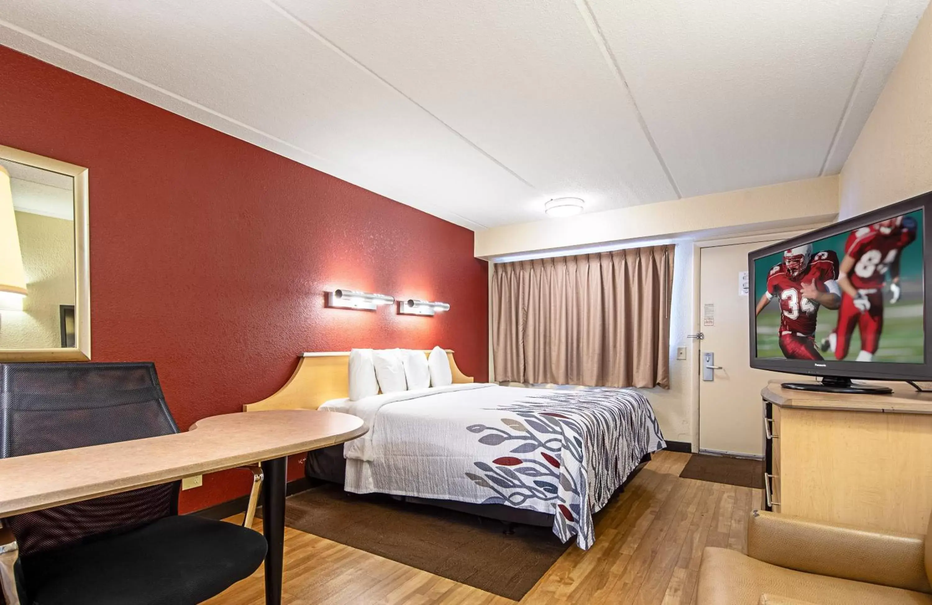 Bedroom, Bed in Red Roof Inn Charleston West - Hurricane, WV
