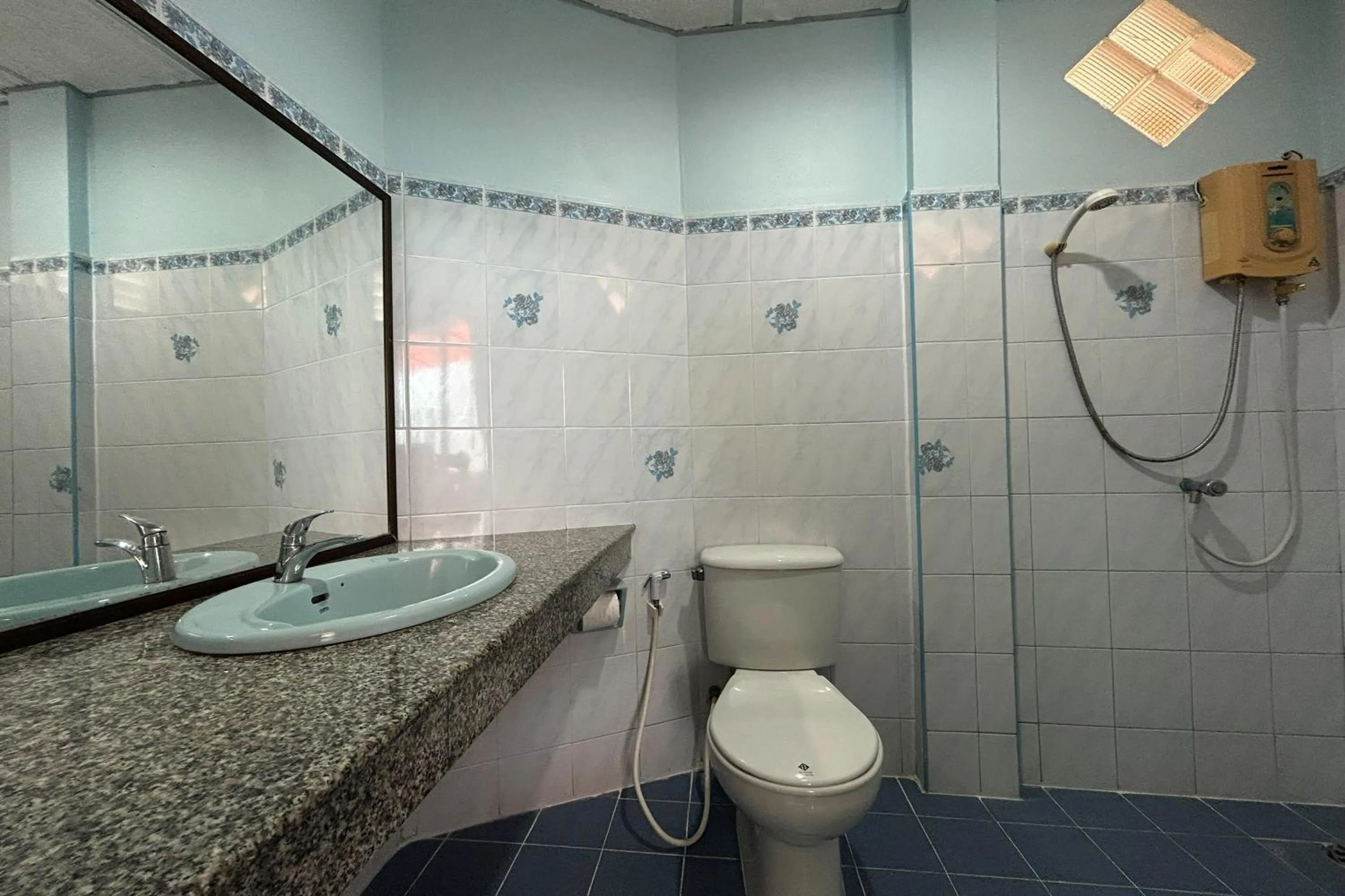 Toilet in Me Mee Place & Tour Krabi