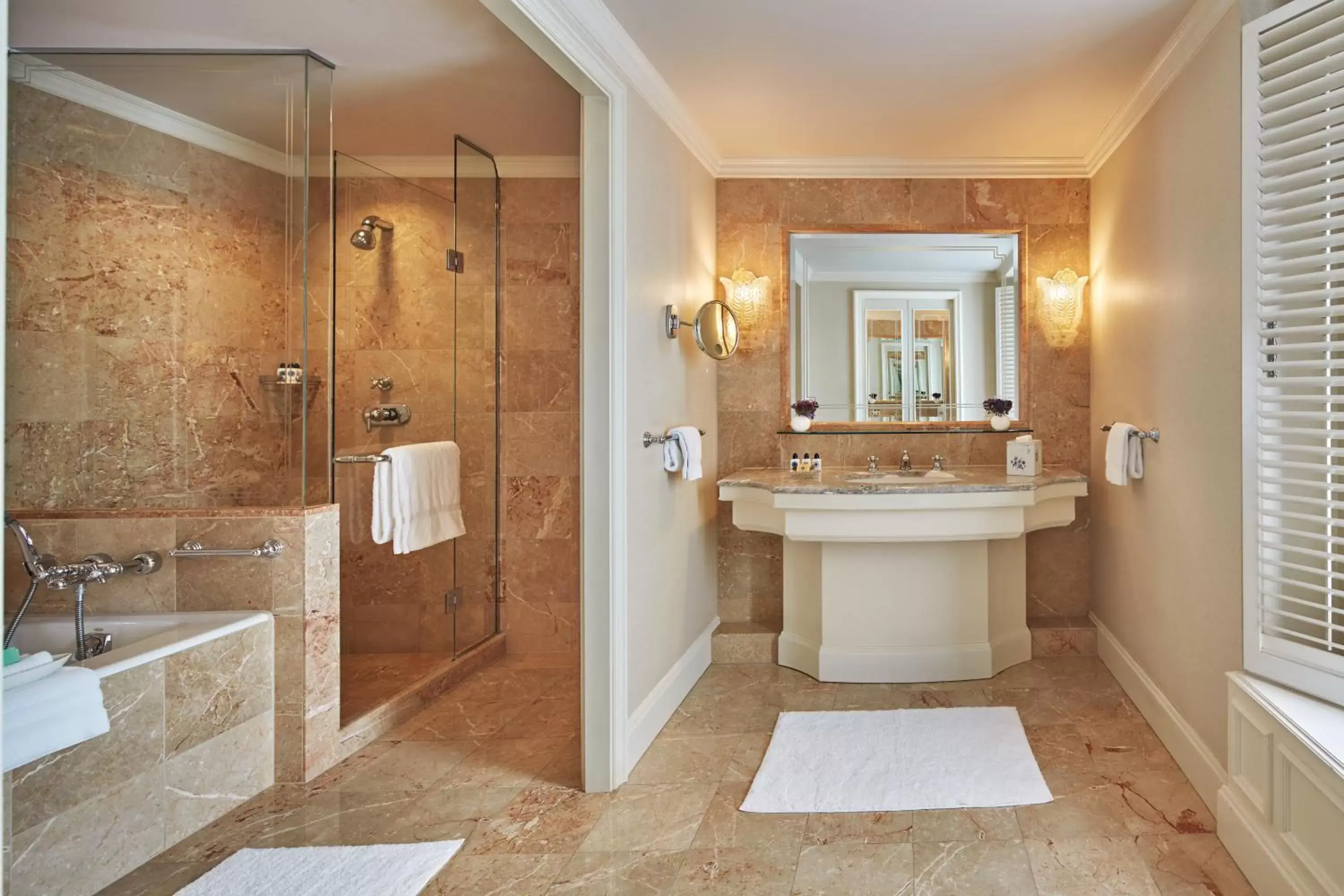 Classic King Room - Non-Smoking in Regent Berlin by IHG Classic King Room - Non-Smoking in Regent Berlin by IHG