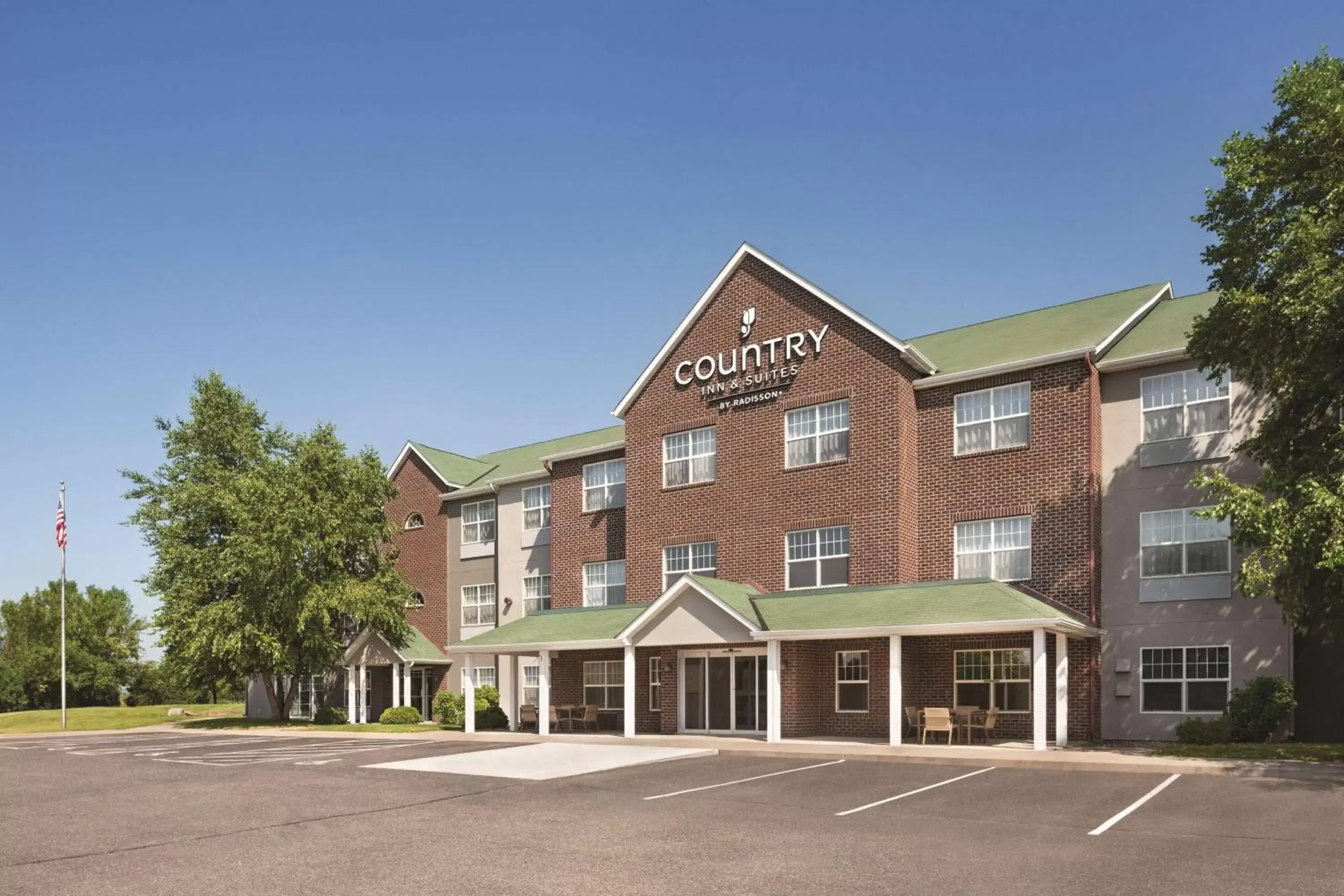 Property building in Country Inn & Suites by Radisson, Cottage Grove, MN