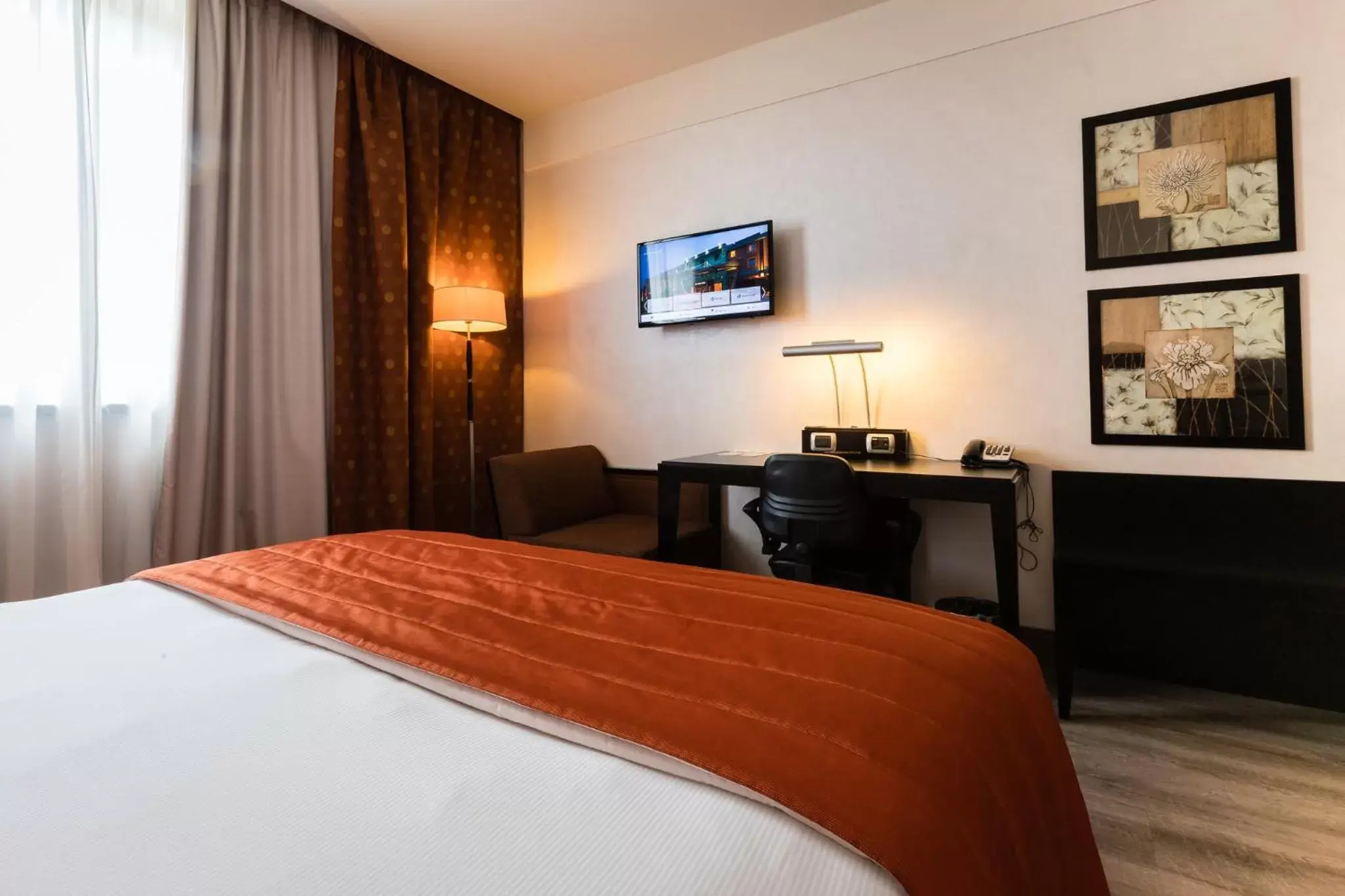 Photo of the whole room, Bed in Crowne Plaza Milan Malpensa Airport, an IHG Hotel