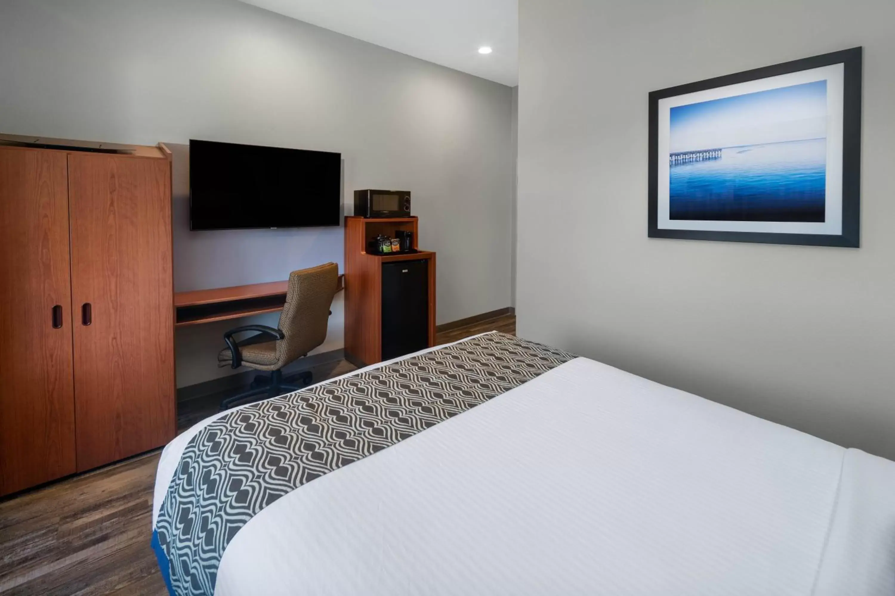 Guests, TV/Entertainment Center in Microtel Inn & Suites by Wyndham Tracy