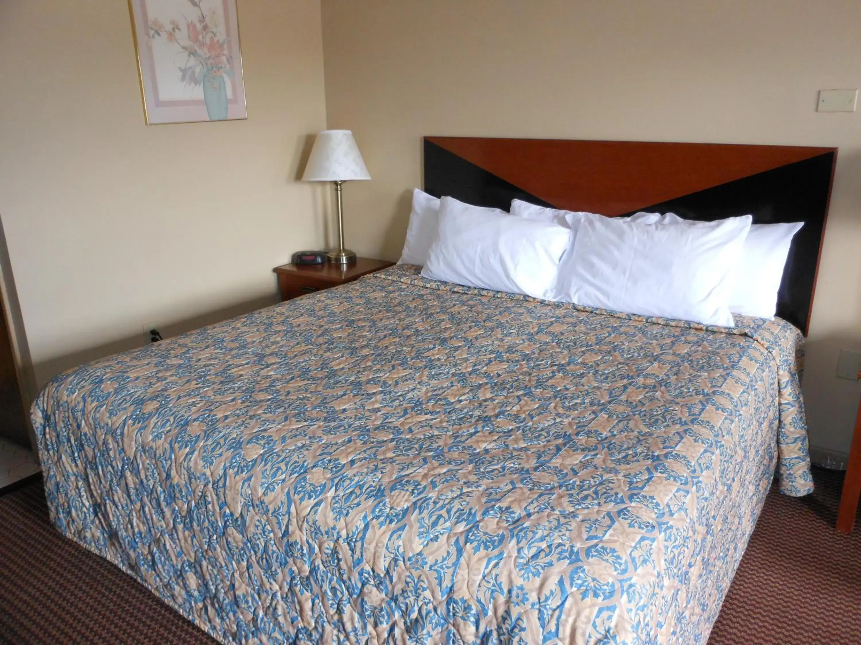 Bed in McClellan Inn Bed in McClellan Inn