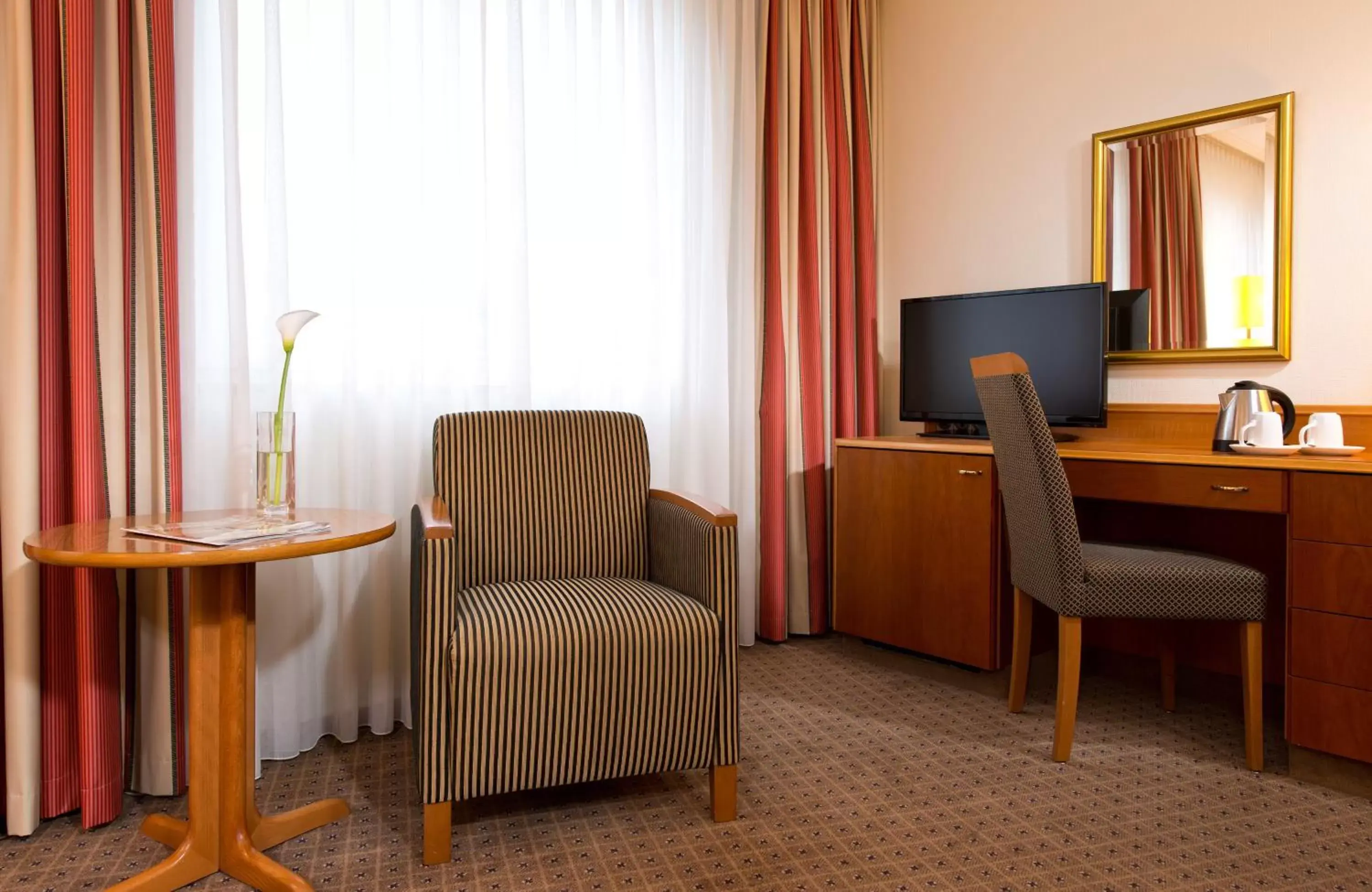 Photo of the whole room, Seating Area in Leonardo Hotel Düsseldorf City Center