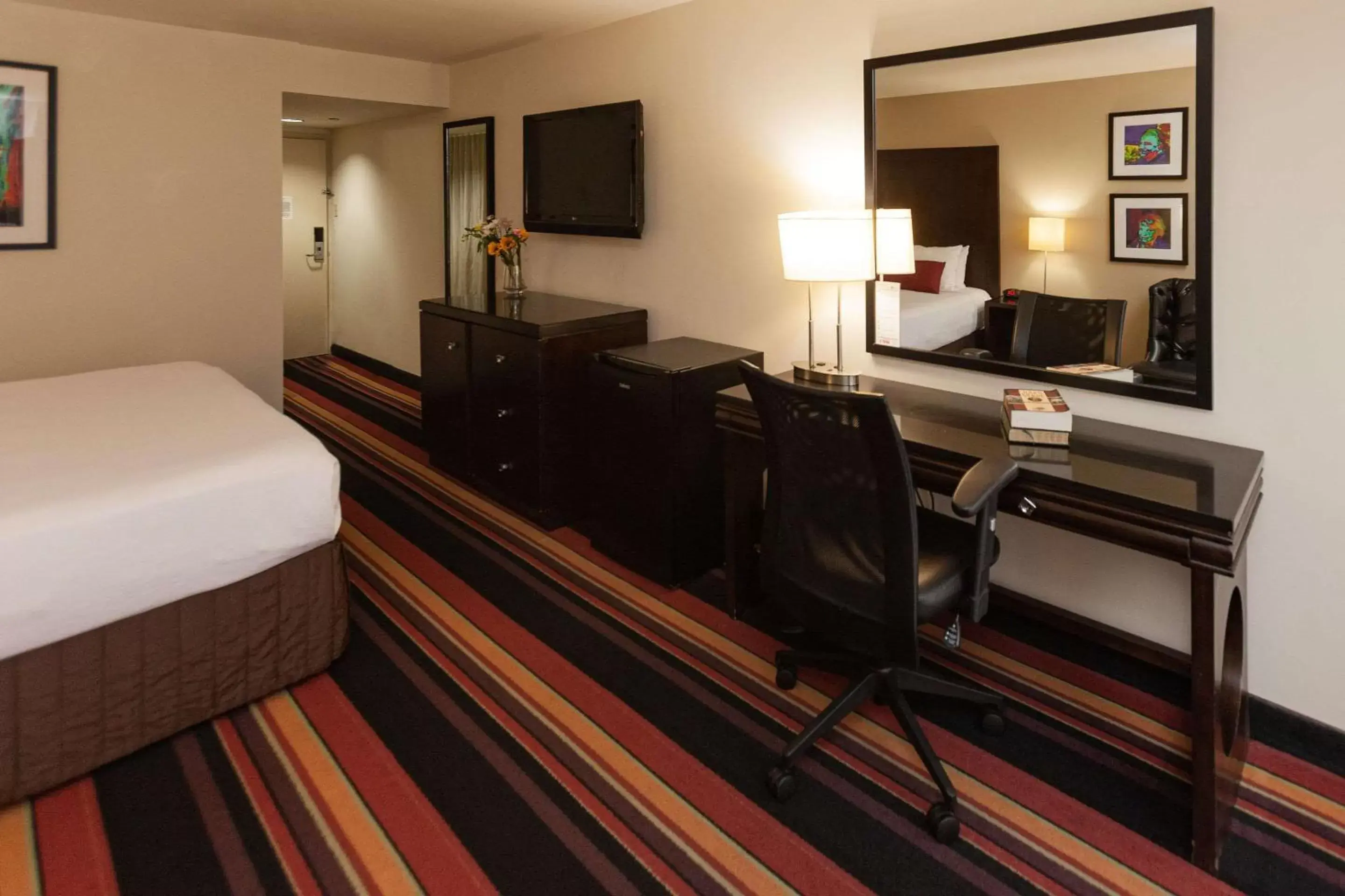 Bedroom, TV/Entertainment Center in Clarion Hotel New Orleans - Airport & Conference Center