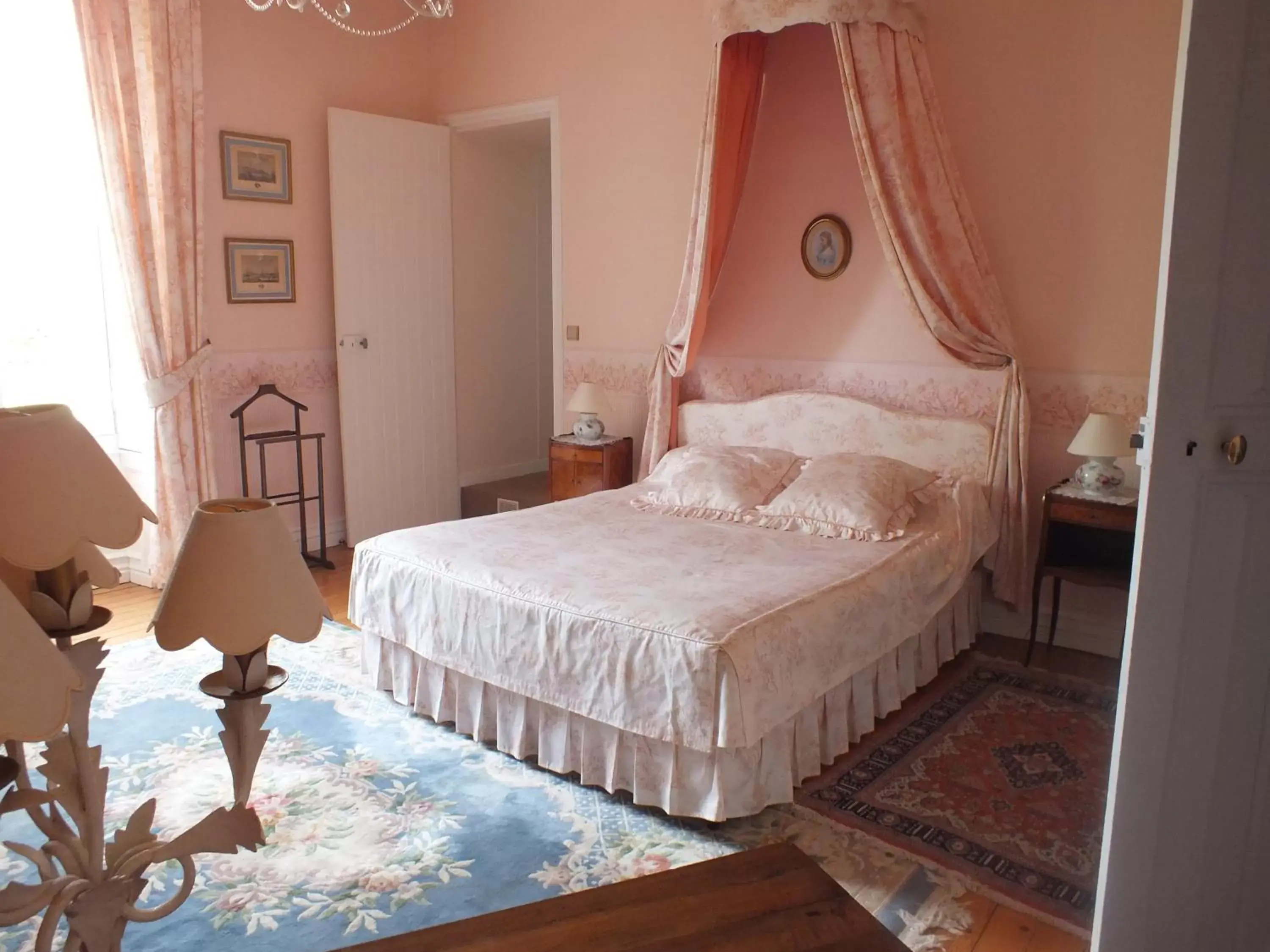 Photo of the whole room, Bed in Château de Nazé