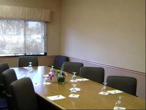 Business facilities in Piccadilly Inn Airport