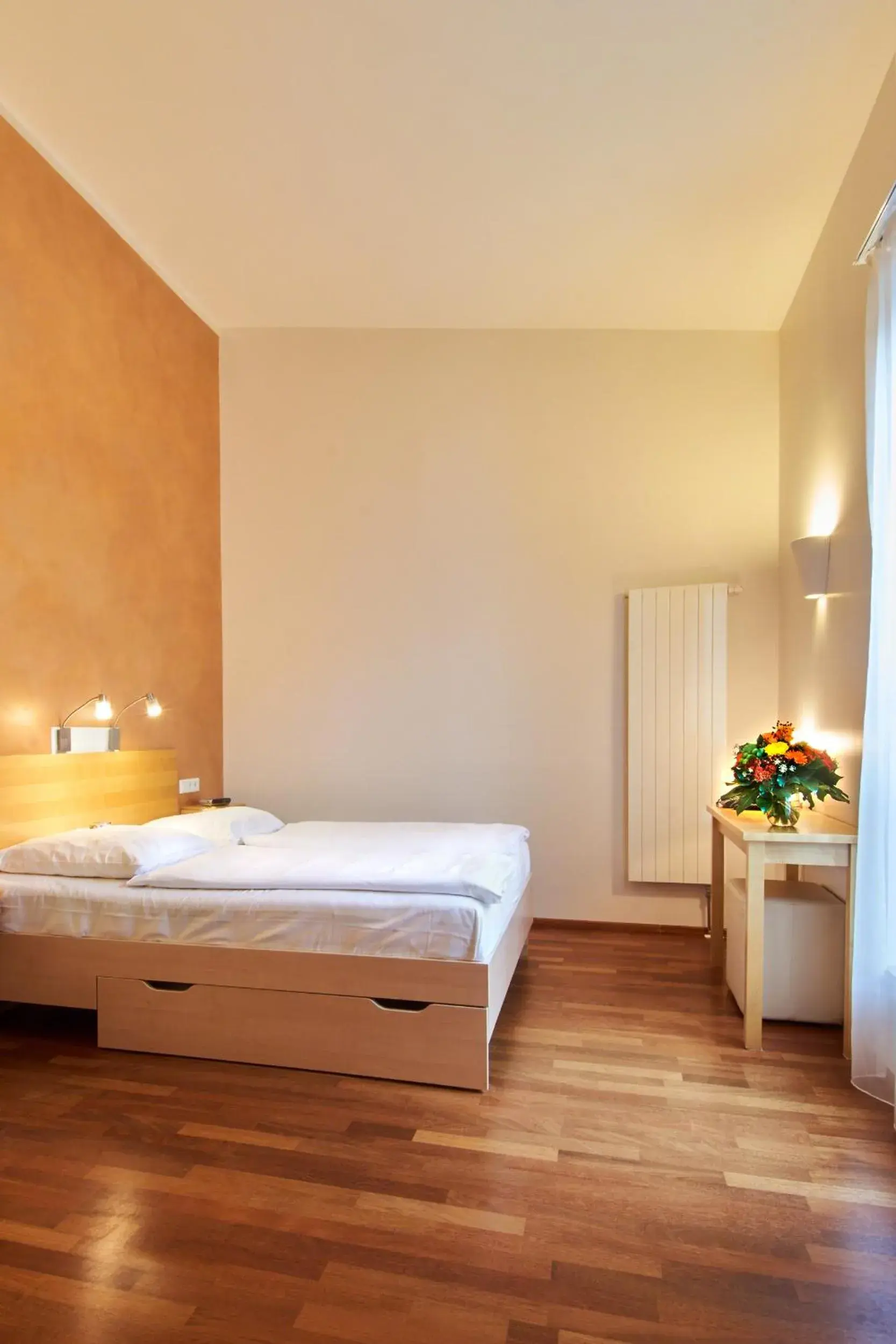 Photo of the whole room, Bed in Town Hotel Wiesbaden - kleines Privathotel mit Self-Check-In in Bestlage