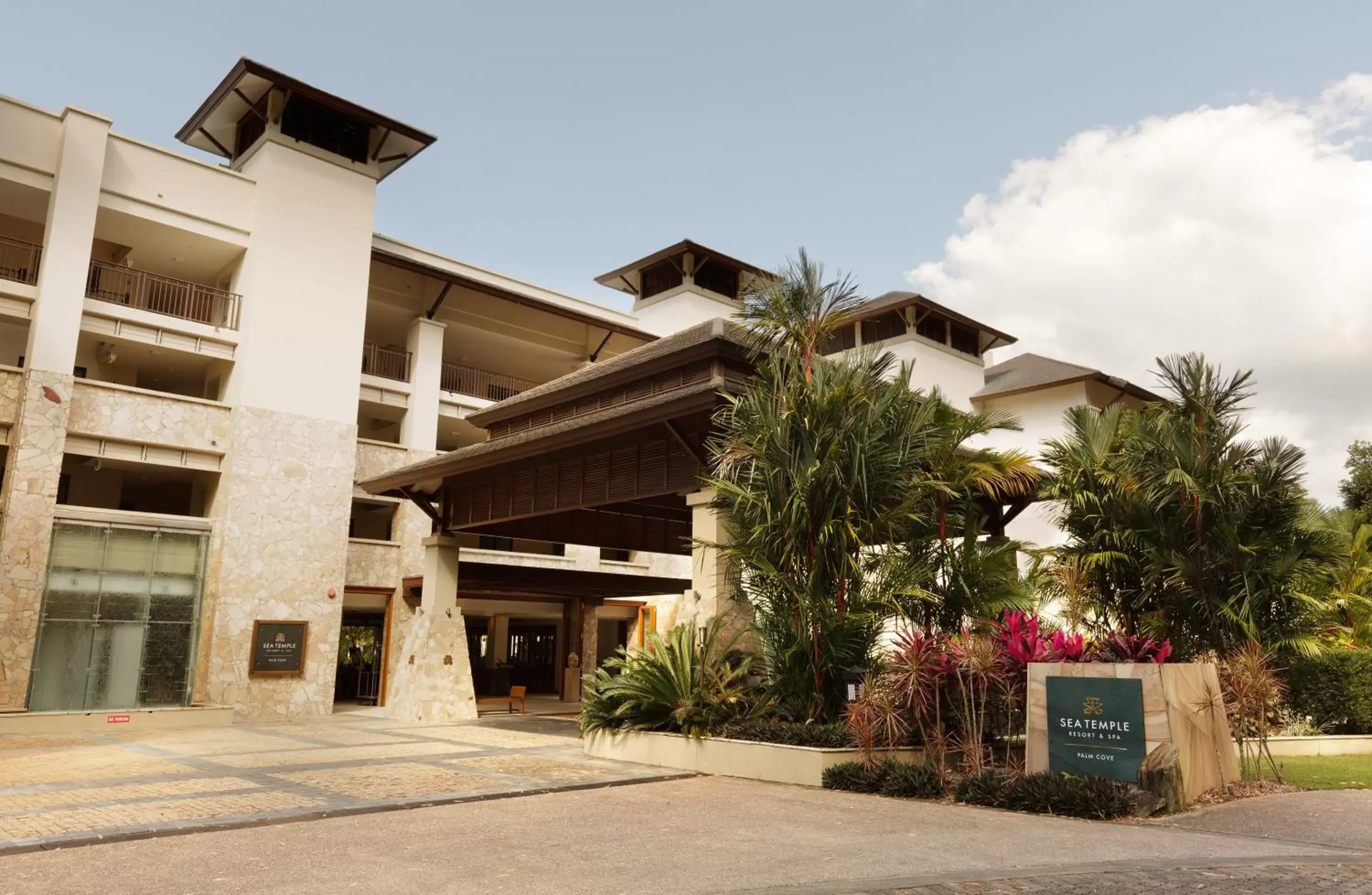 Property Building in Pullman Palm Cove Sea Temple Resort & Spa