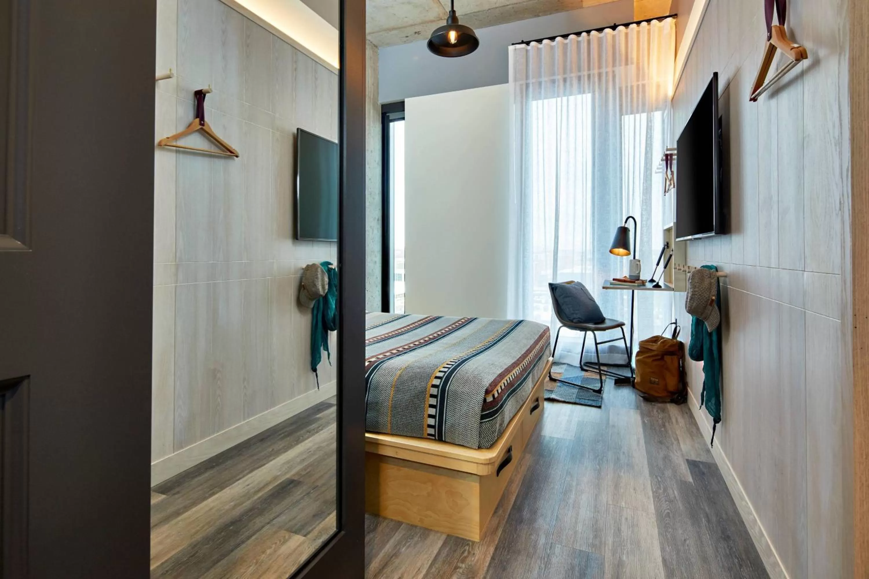 Photo of the whole room, Bed in Moxy Columbus Short North