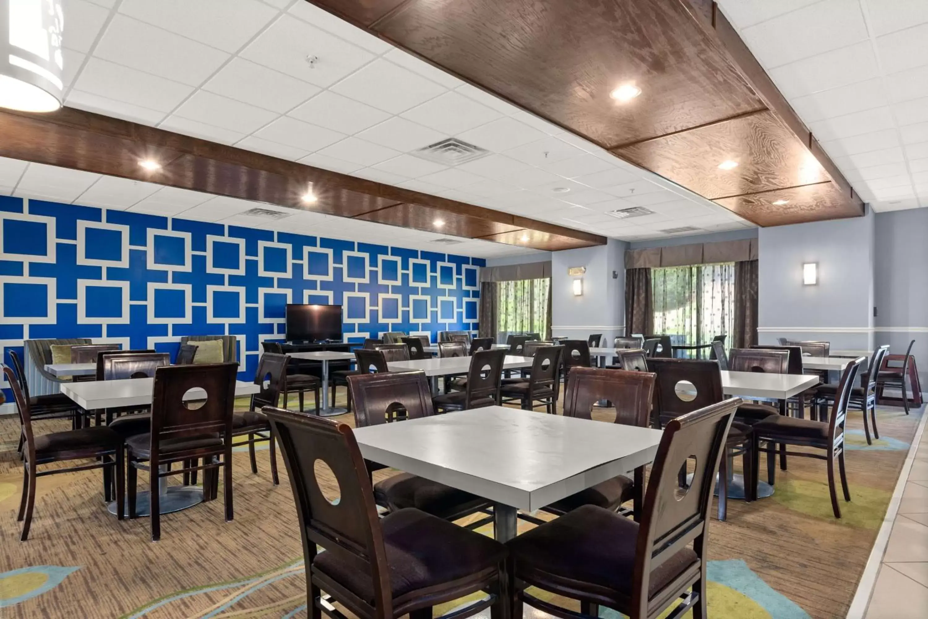 Restaurant/Places to Eat in SureStay Plus Hotel By Best Western Portland Route 52 West