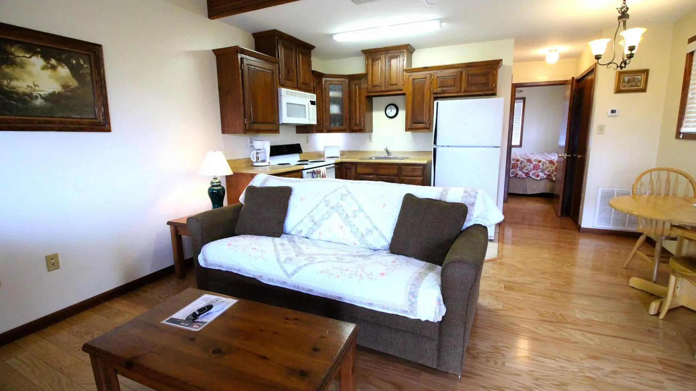 Kitchen or kitchenette, Seating Area in Peach Tree Inn & Suites